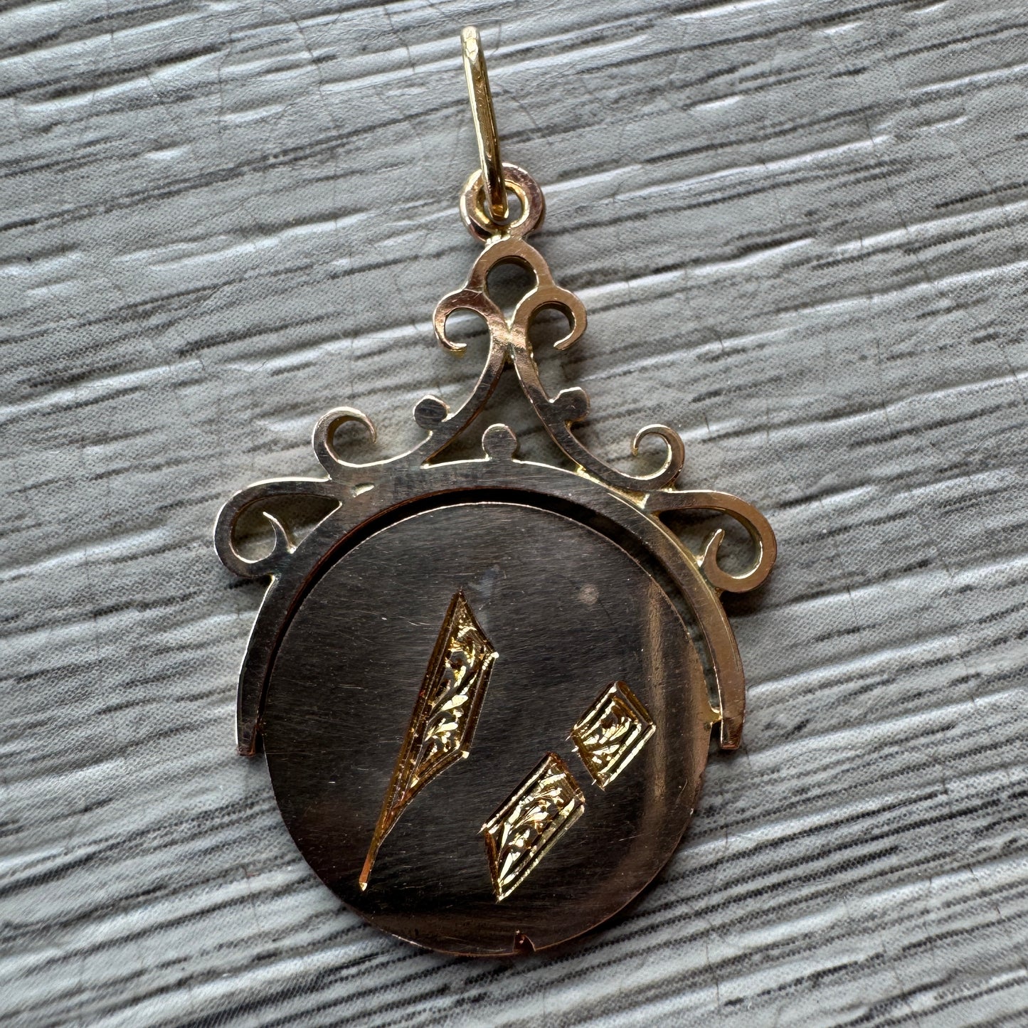 Rare pendentif à système en plaqué or « Franc Maçonnerie »