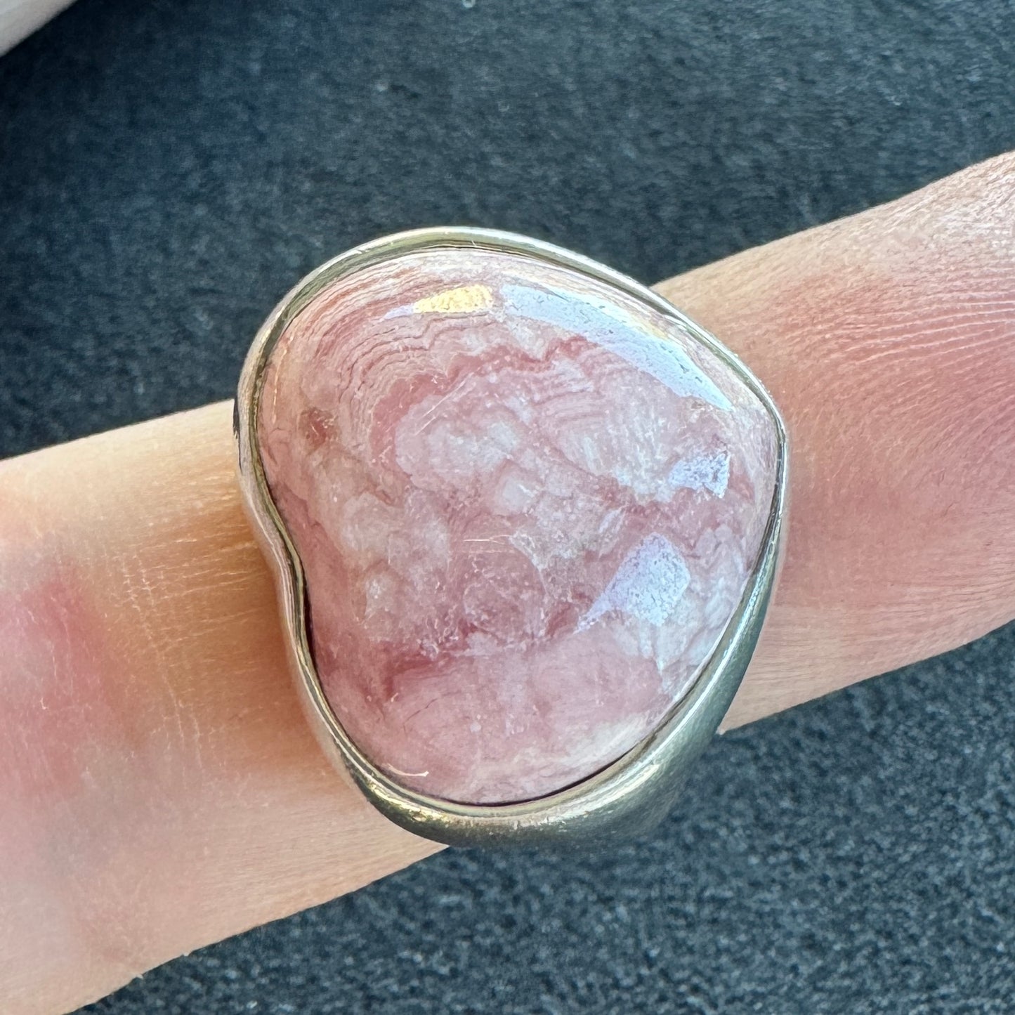 Bague en argent et cabochon Rhodochrosite en forme de cœur