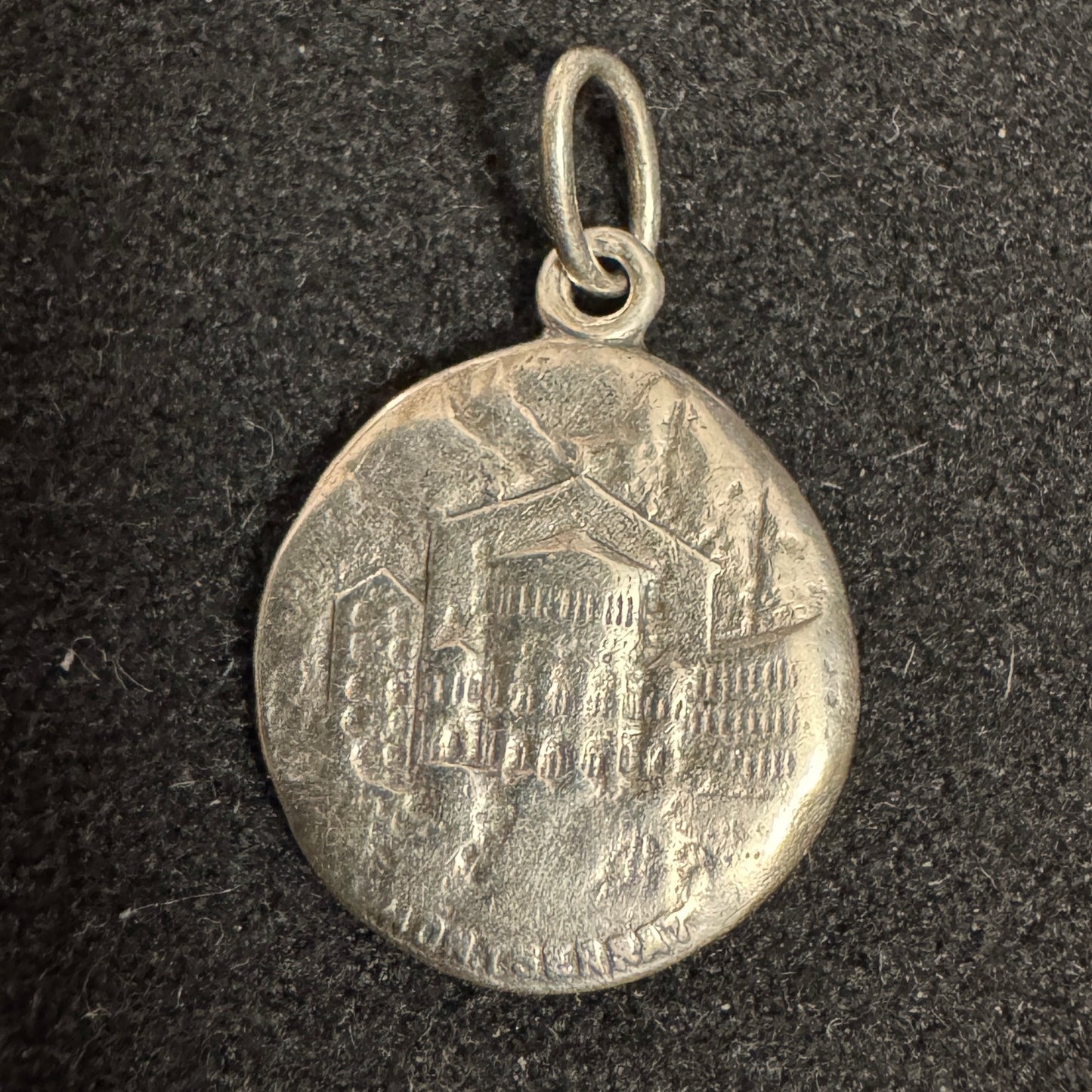 Médaille religieuse ancienne en argent « Vierge Noire de Montserrat »