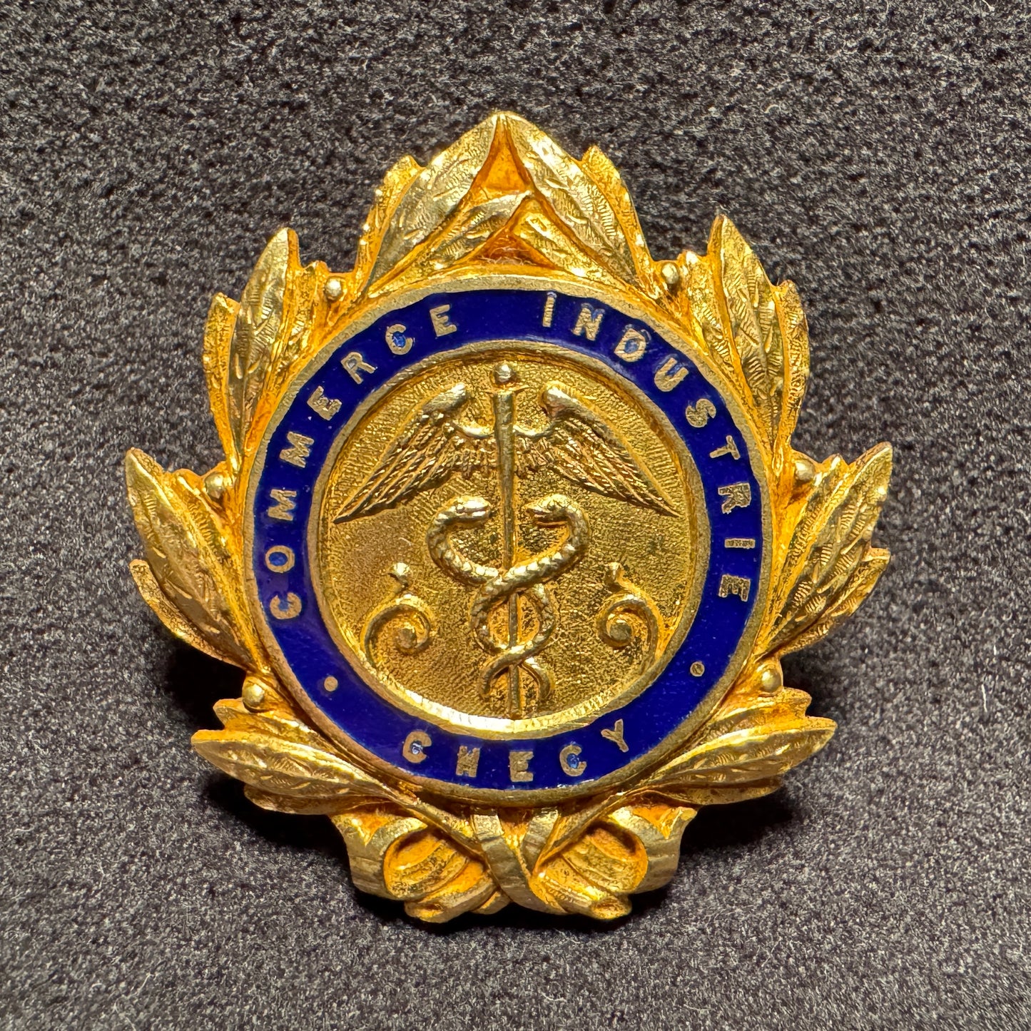 Insigne ancien émaillé « caducée de Mercure »- commerce et industrie de CHECY (45)