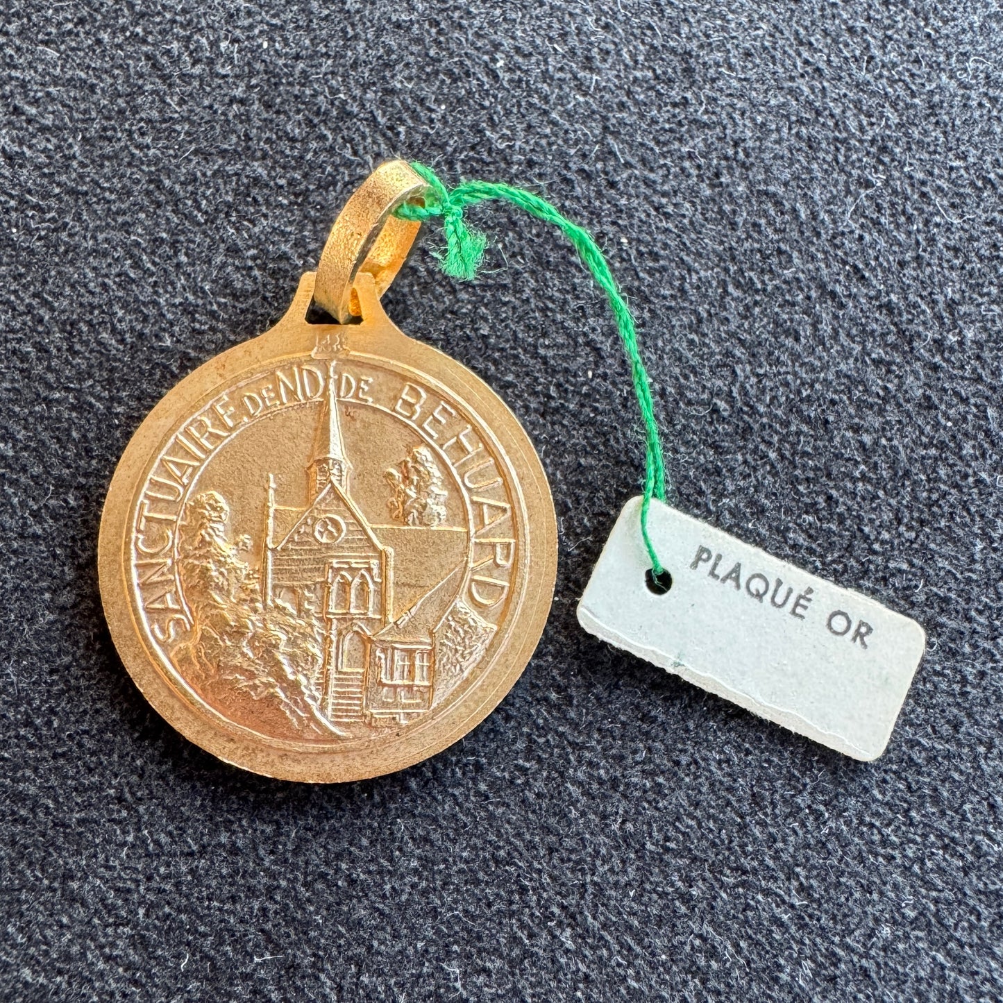 Médaille religieuse ancienne plaqué or « Notre dame de Behuard »