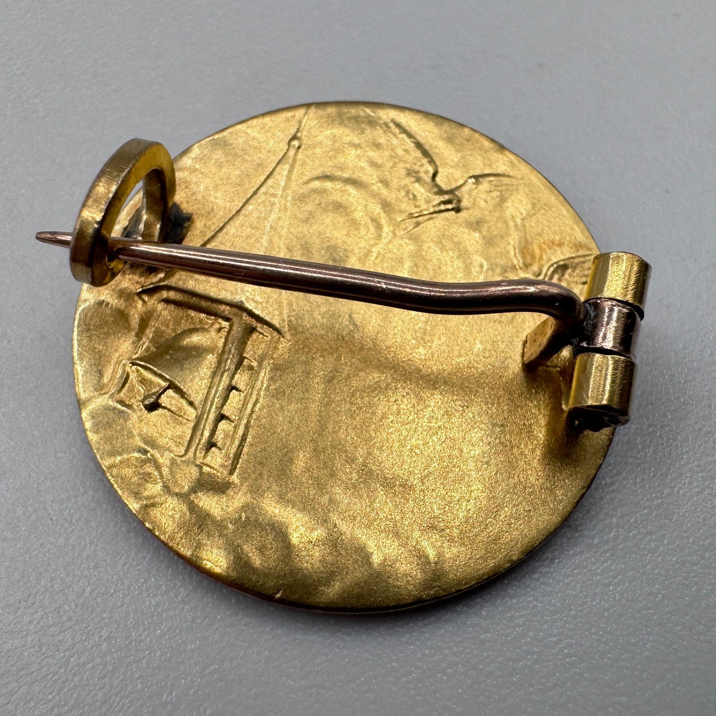 Broche de baptême ancienne en plaqué or - Motif angelot