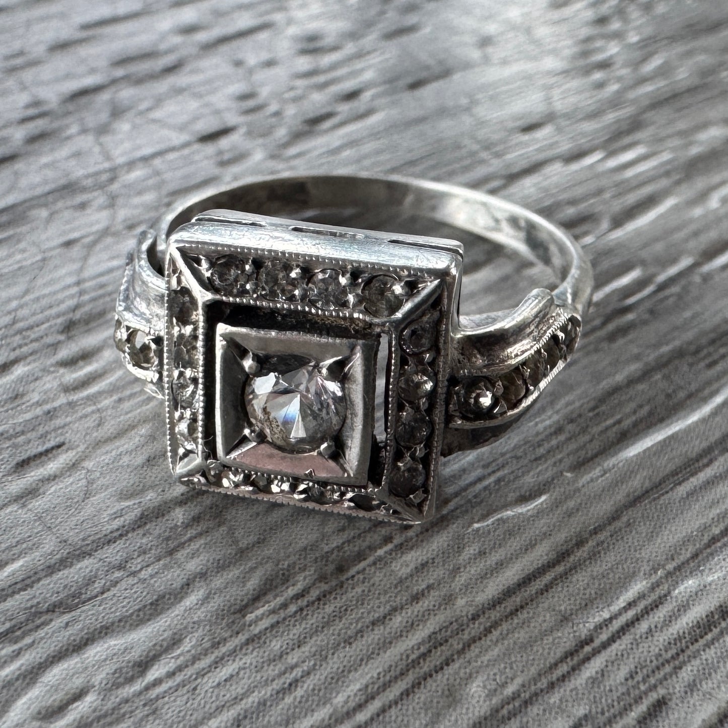 Bague Art Déco en argent et verroterie