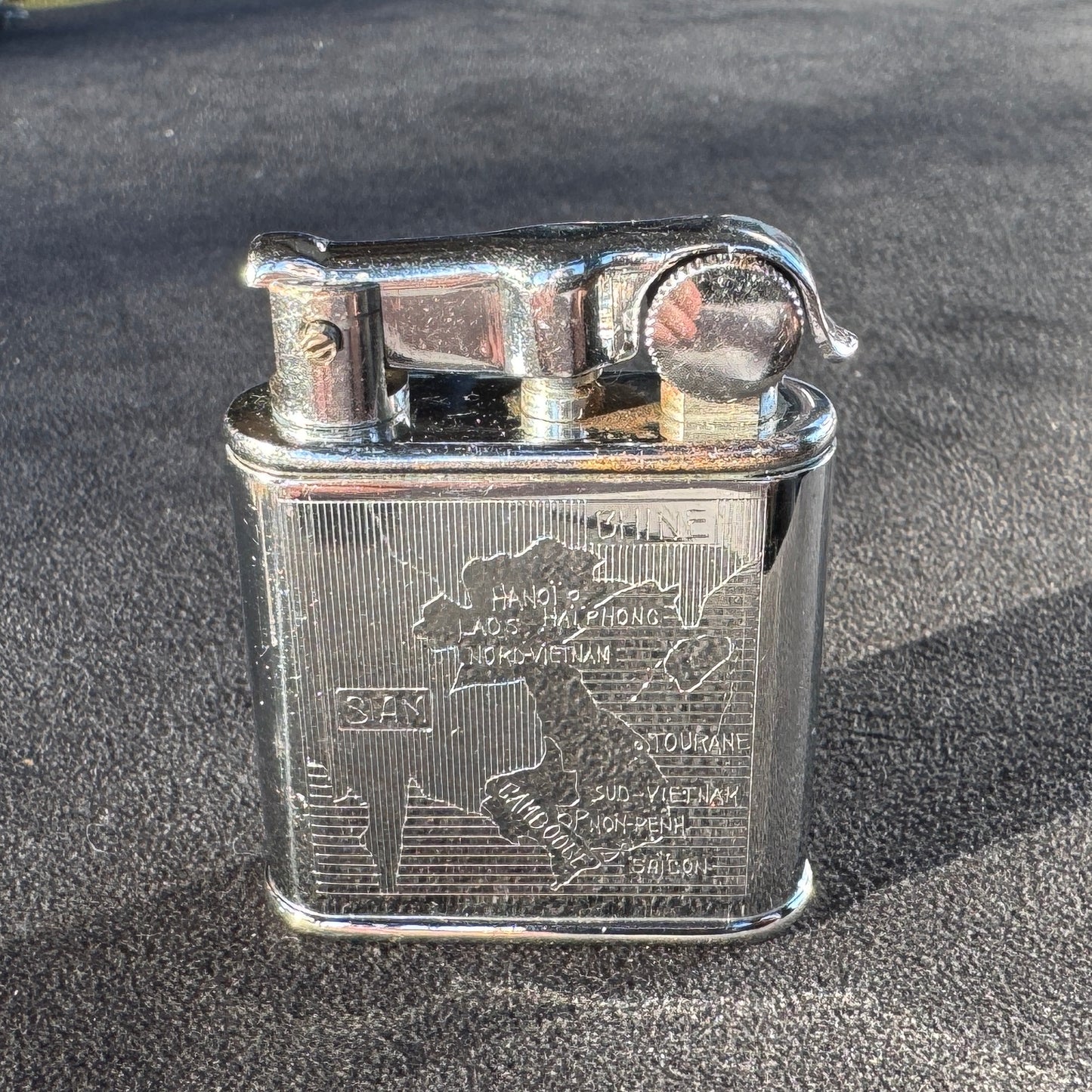 Briquet ancien NOVA gravé - « souvenir Asie orientale »
