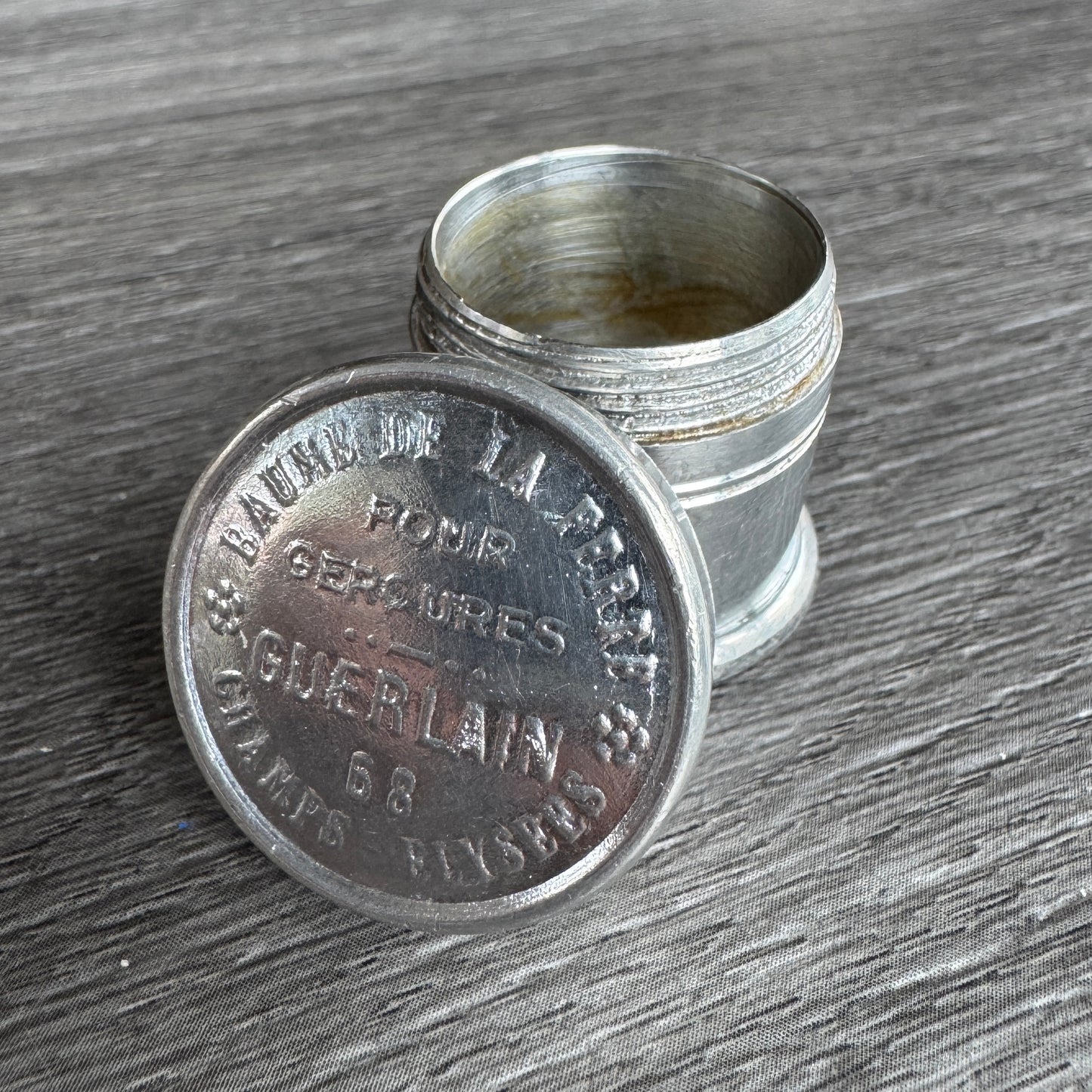 Rare boîte Ancienne GUERLAIN - « baume de la Ferté »