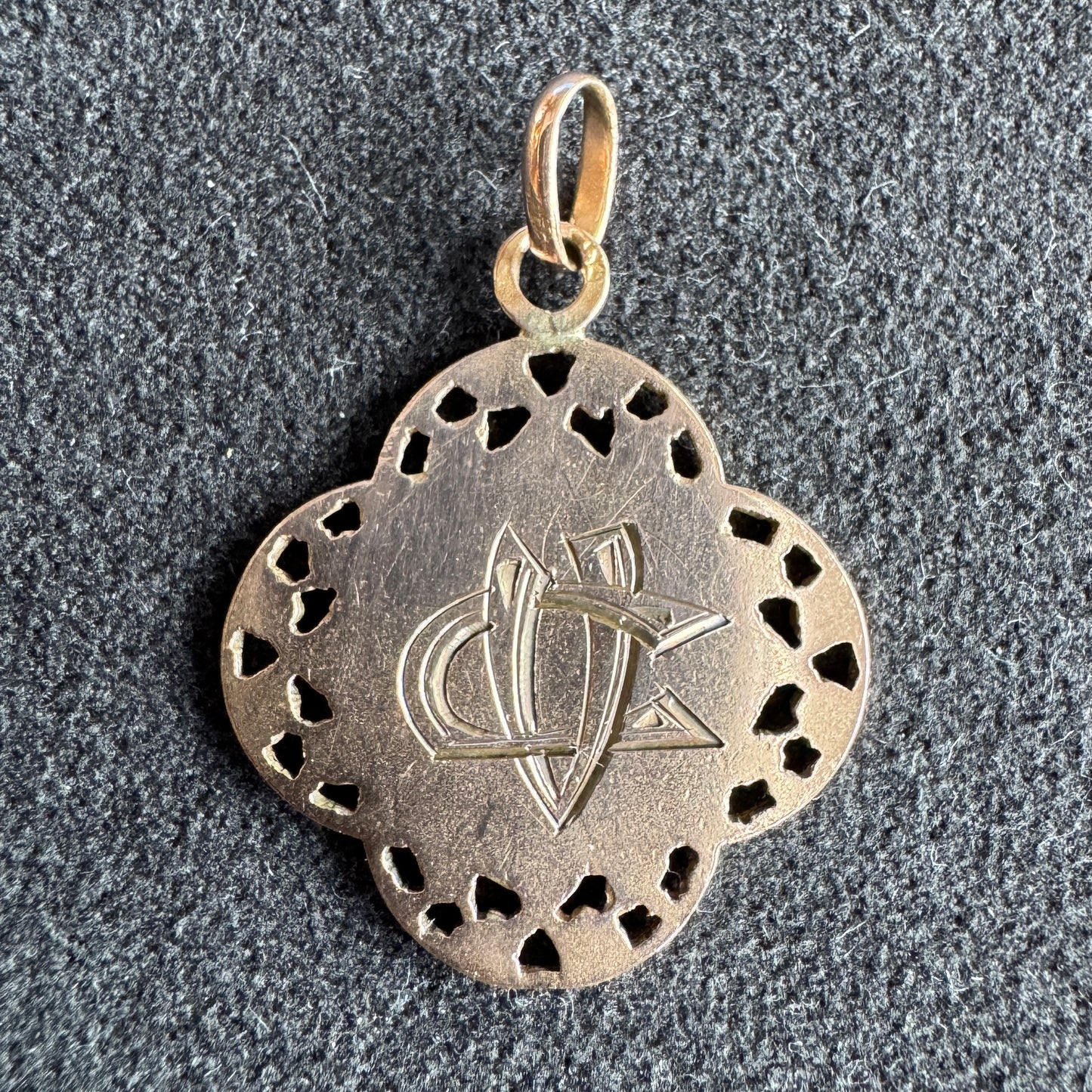 Médaille religieuse ancienne plaqué or « calice »
