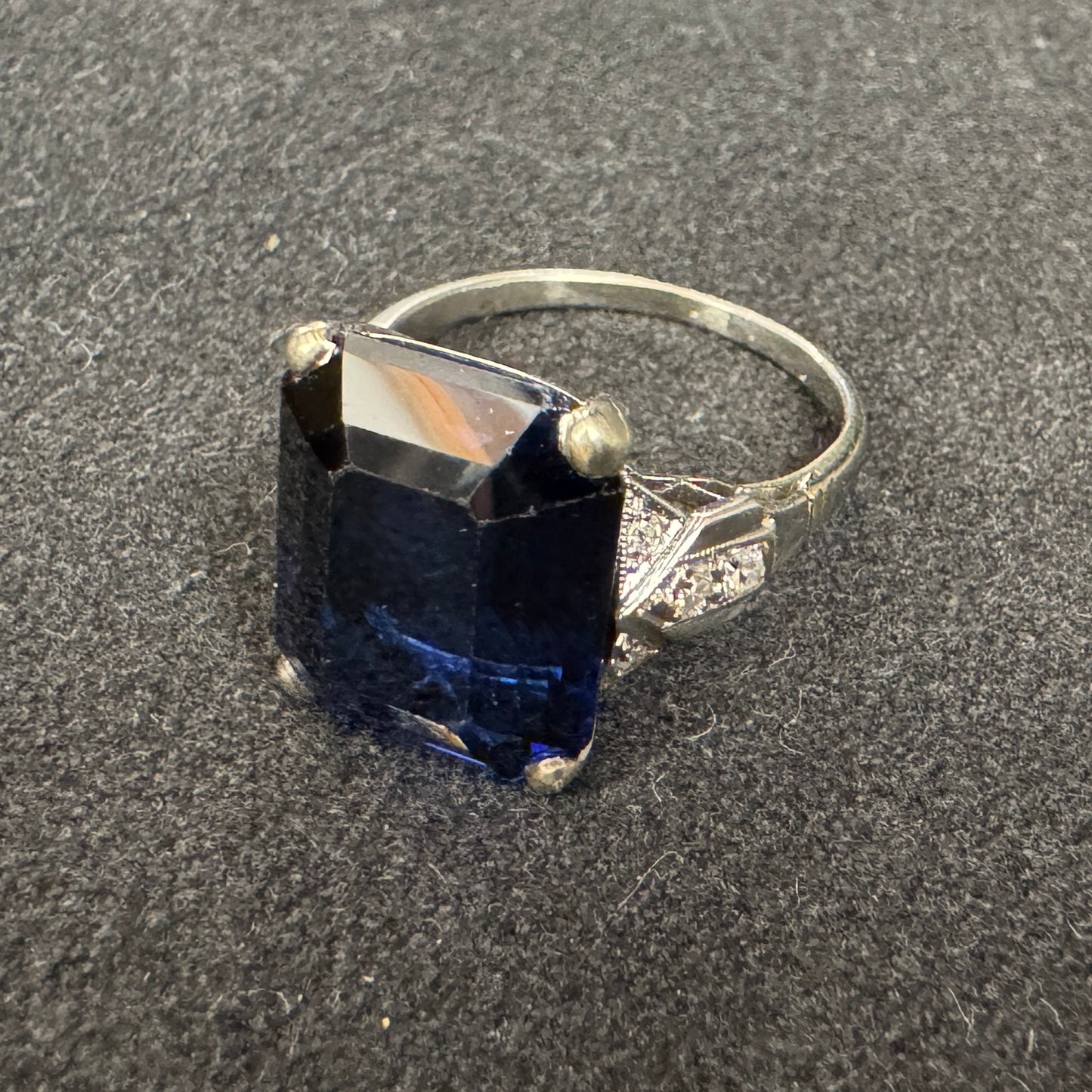 Bague Art Déco en or blanc 18 carats - Diamants et Saphir