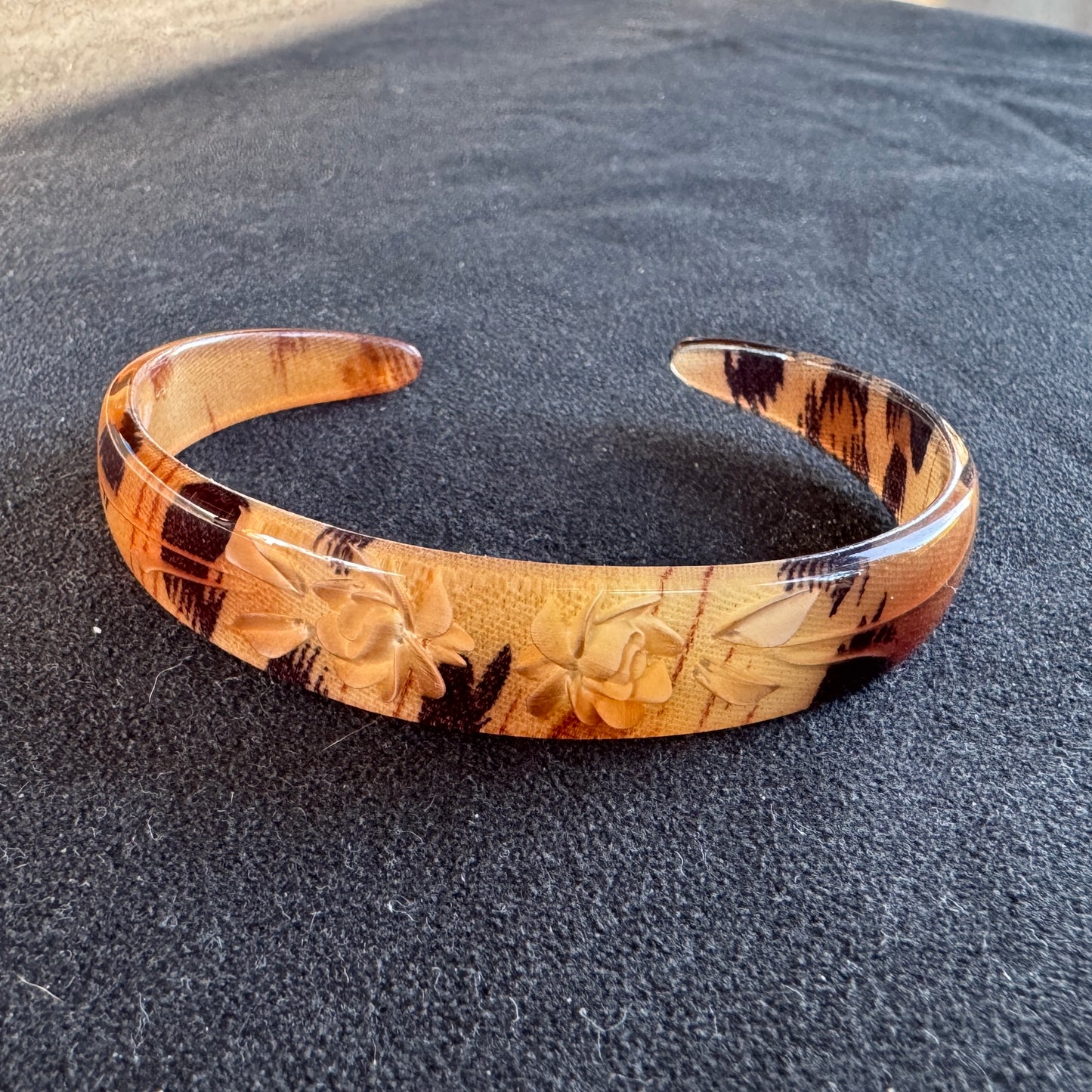 Bracelet ancien en lucite gravée - motif floral