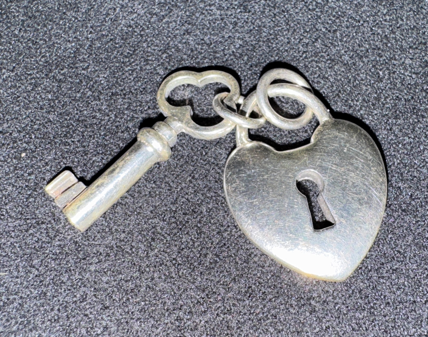 JOLI PENDENTIF DE LUXE - TIFFANY&CO - « cadenas cœur et clé » argent 925