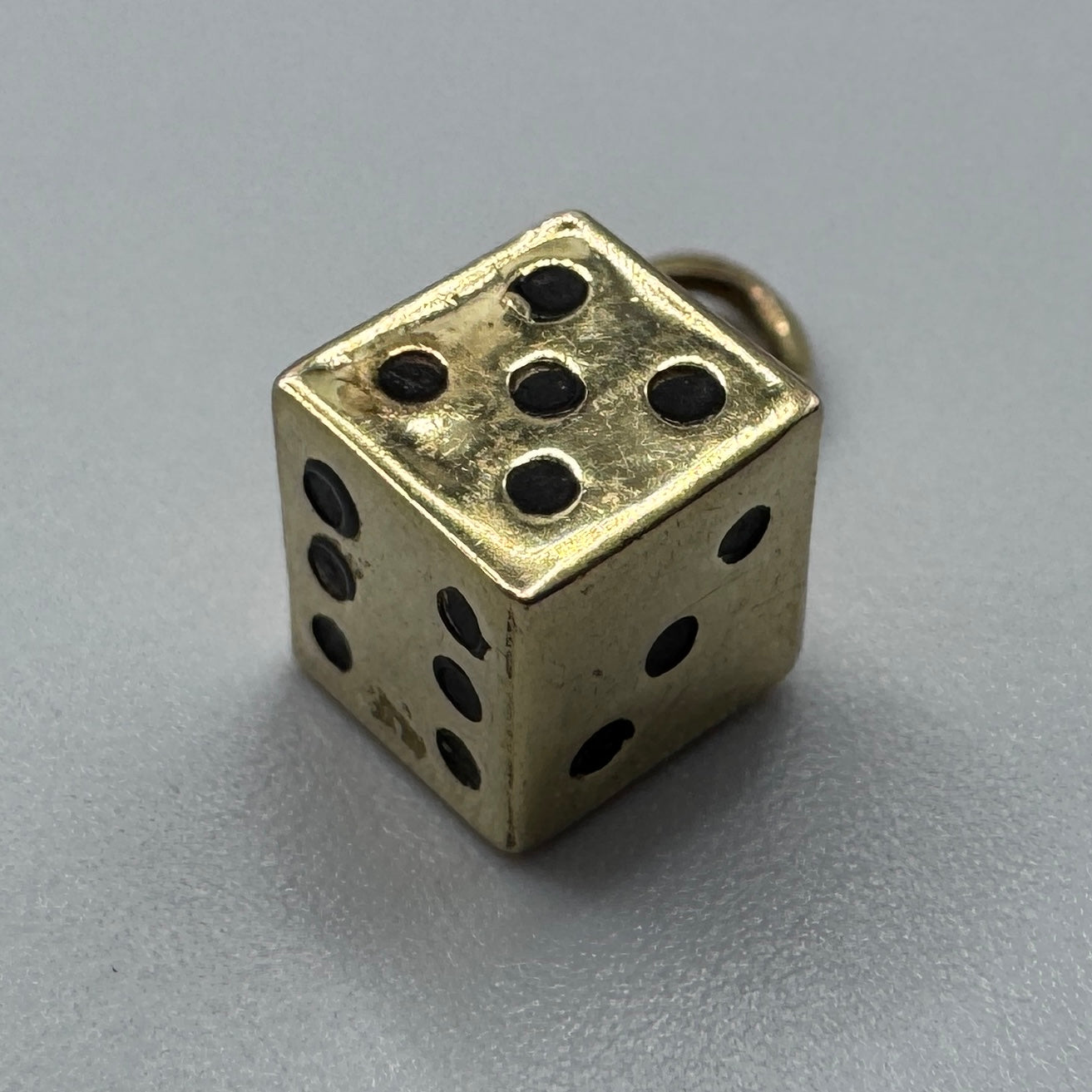 Petit pendentif ancien porte bonheur « dé à jouer » - or 333/1000