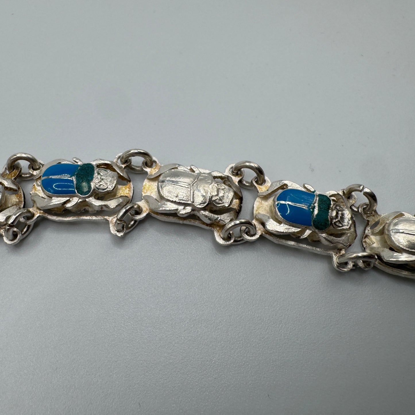 Superbe Bracelet ancien en argent massif « scarabées égyptiens »