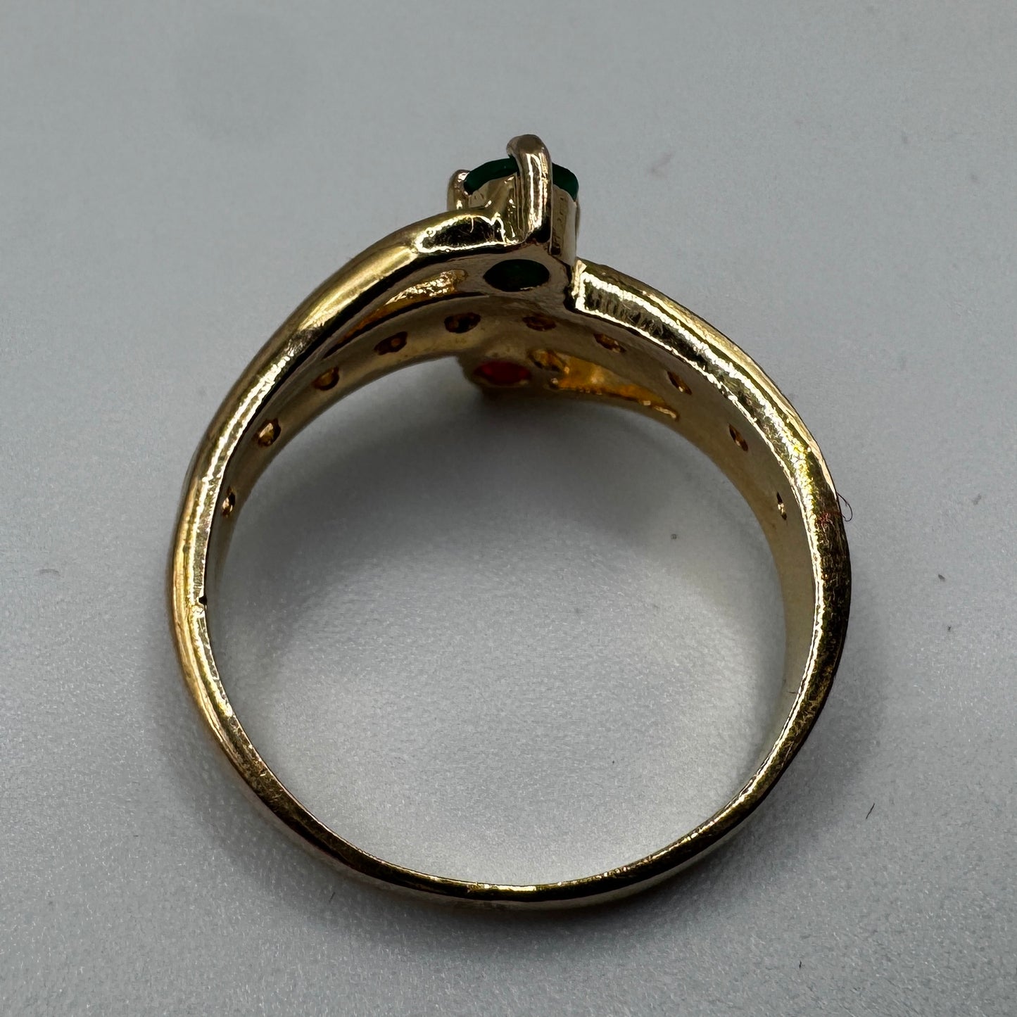 Bague en plaqué or - pierres et verroterie