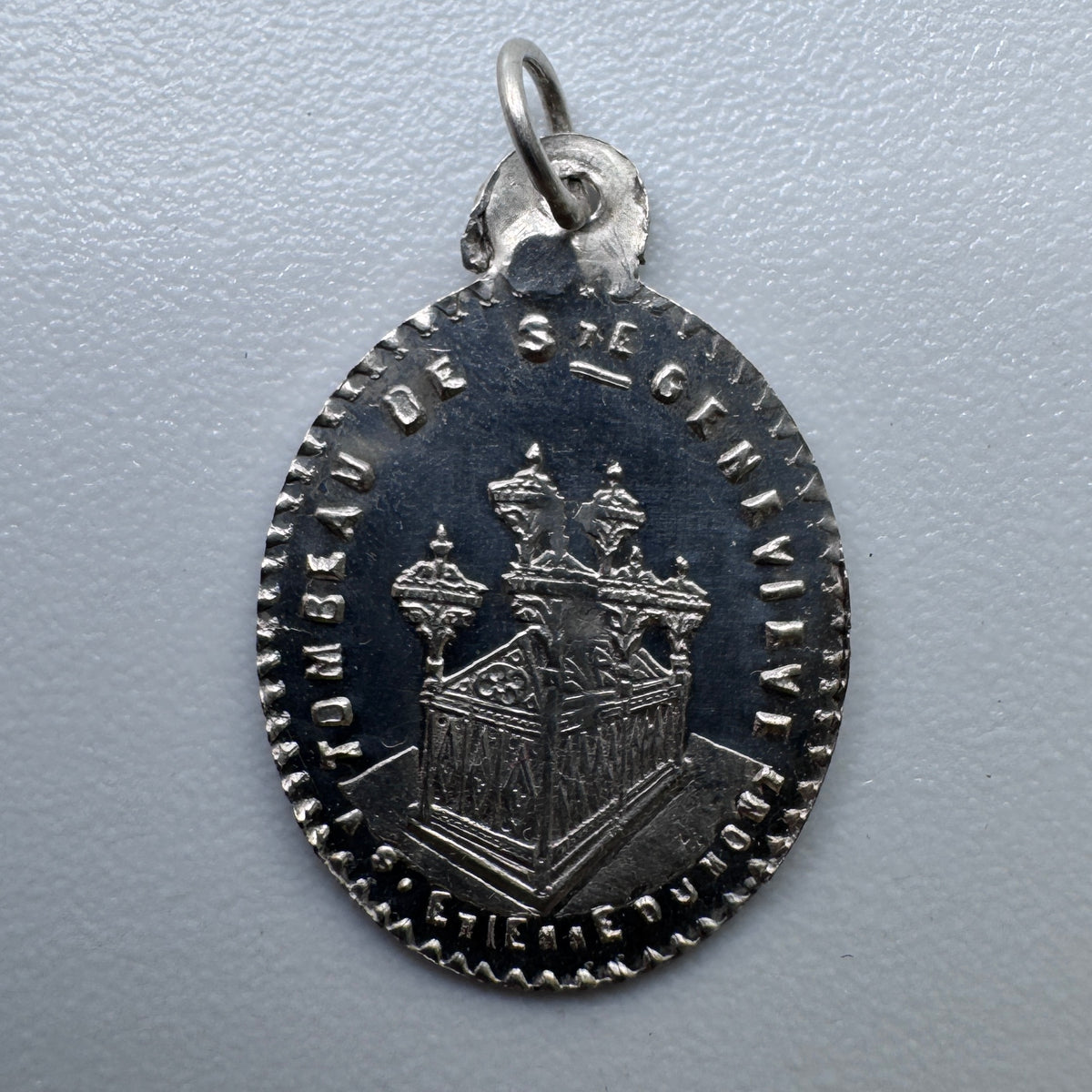 Petite Medaille religieuse ancienne « Sainte Genevieve - Patronne de Paris » - argent