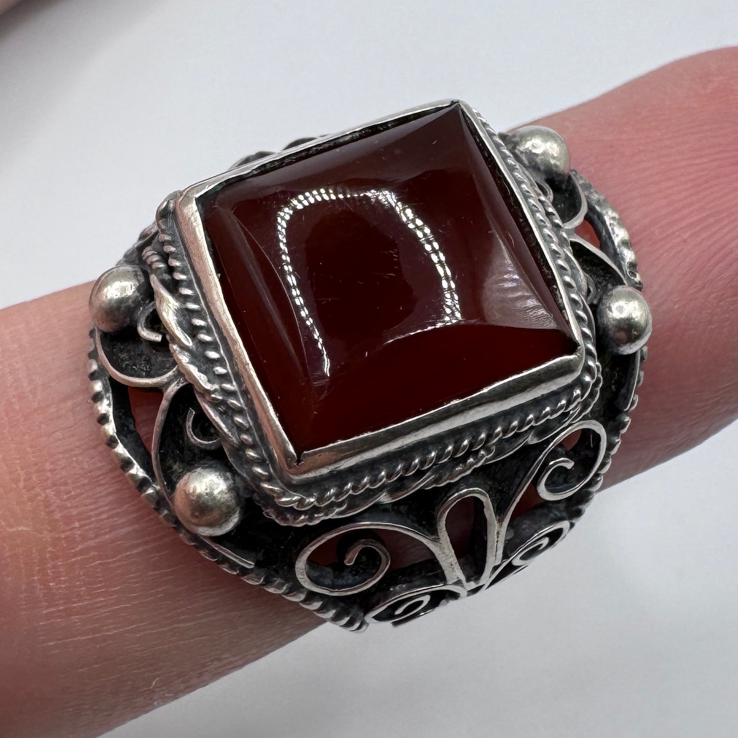 Grosse bague ancienne en argent massif et cornaline