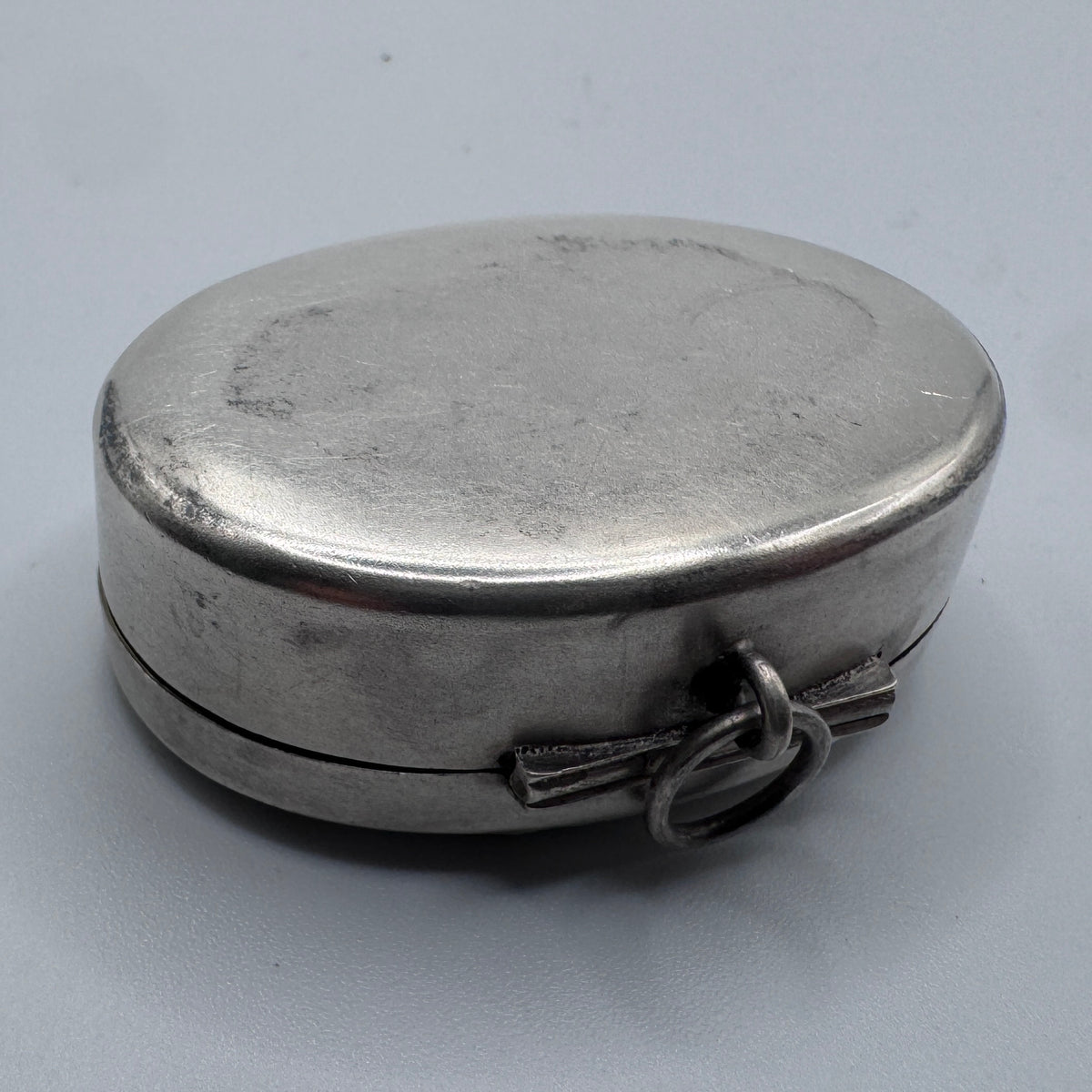 Petite boîte à pilules ancienne en argent massif