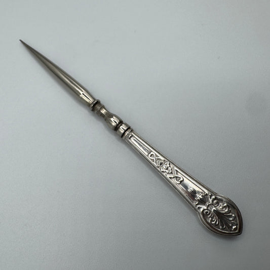 Petit poinçon de couture ancien - argent fourré et acier