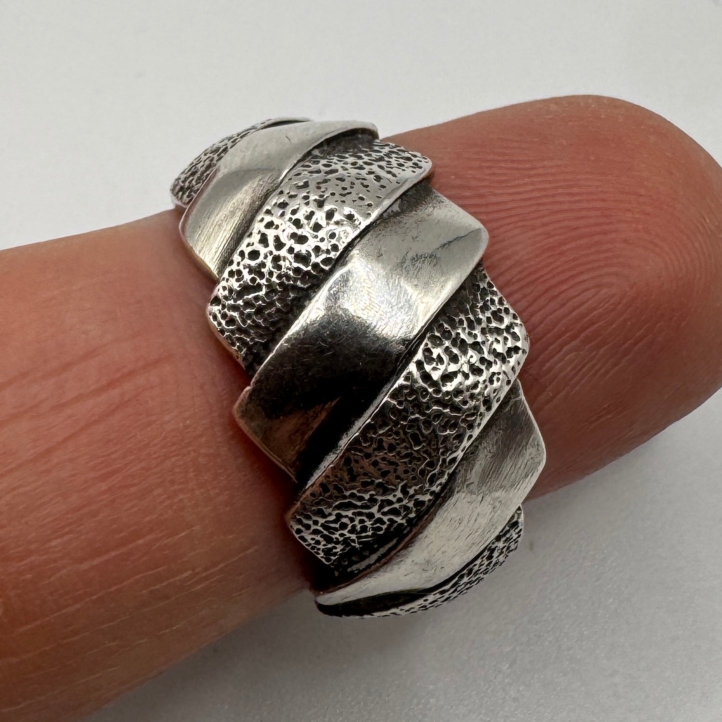 Bague en argent motif moderniste