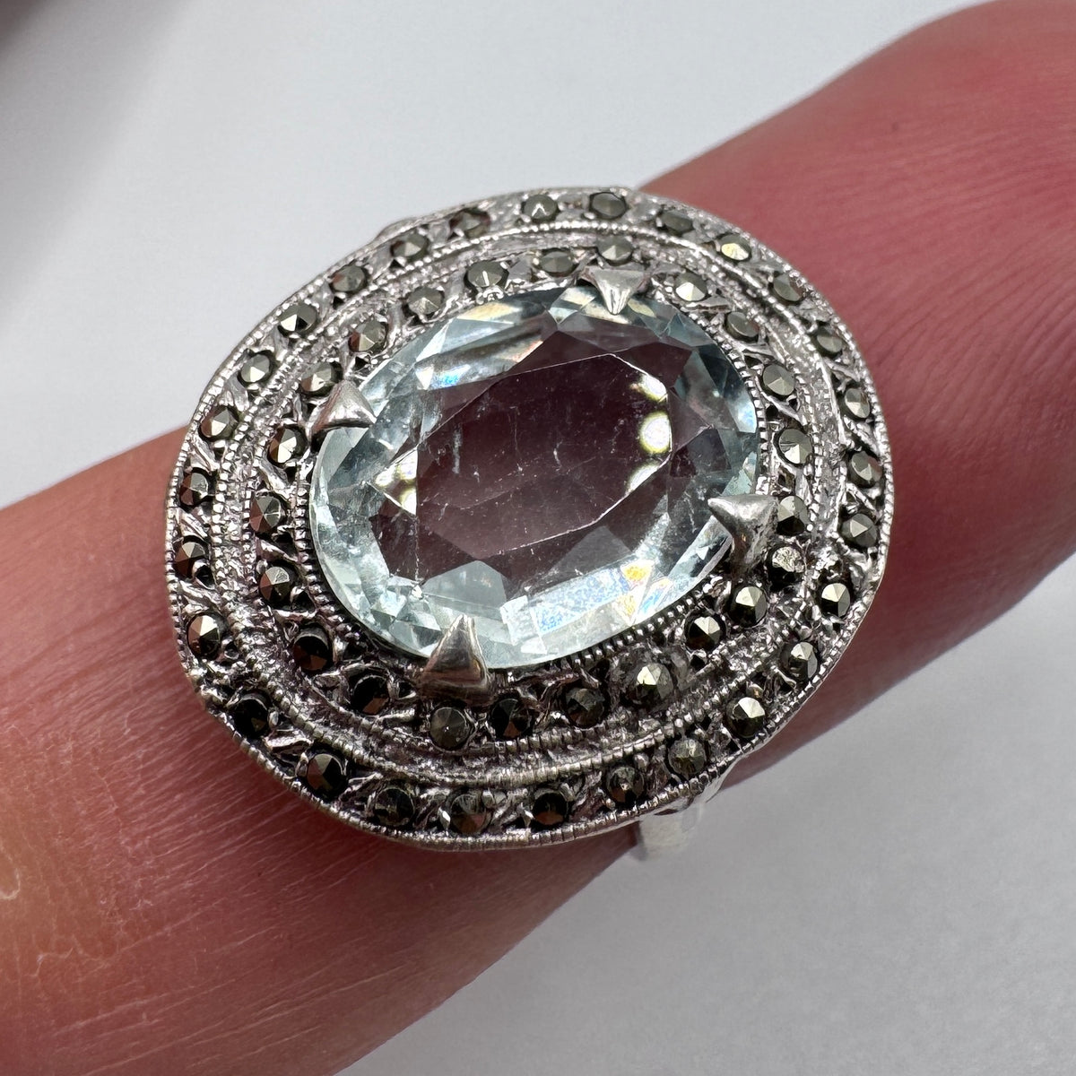 Bague ancienne en argent, marcassites et aigue marine