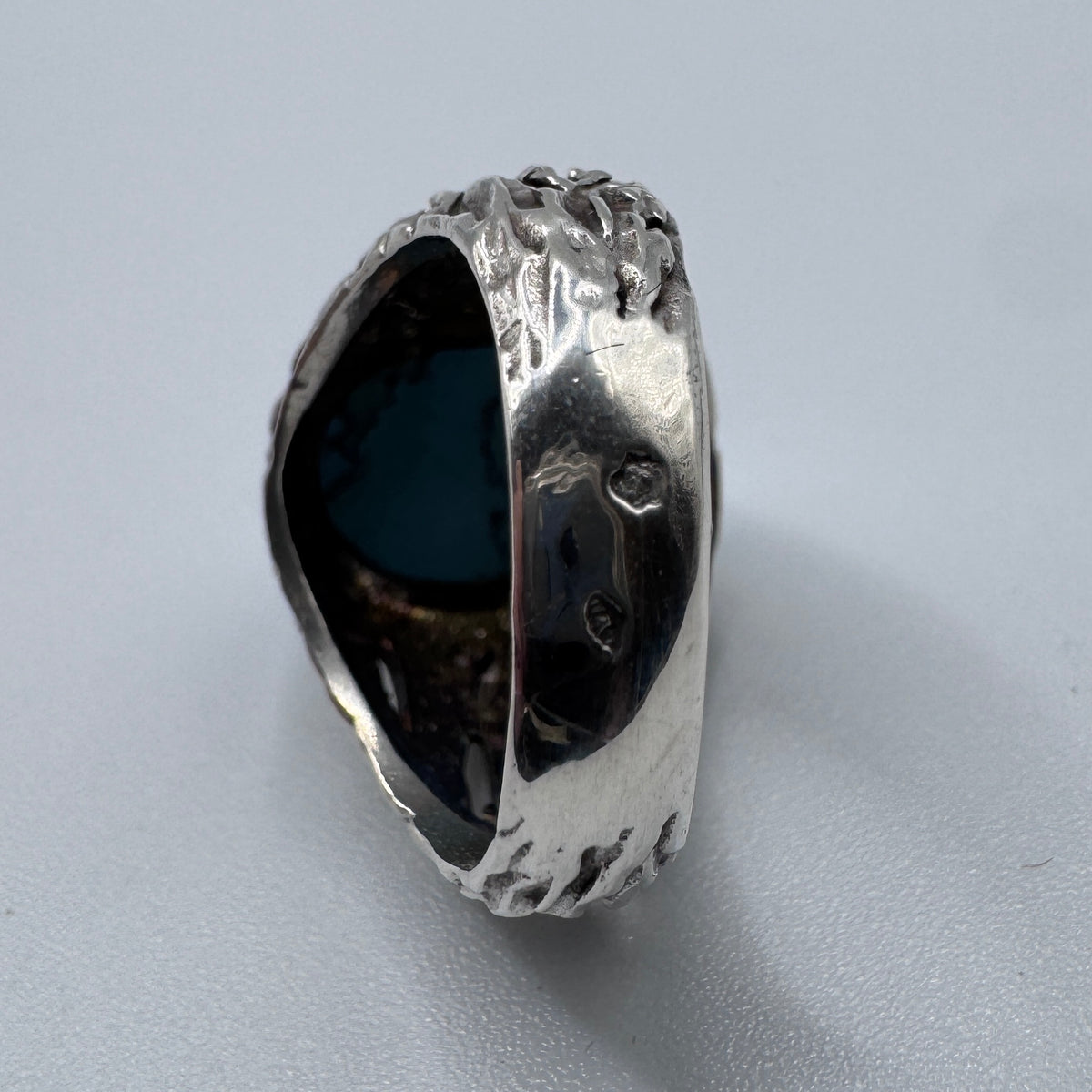 Grosse Bague brutaliste en argent et turquoise