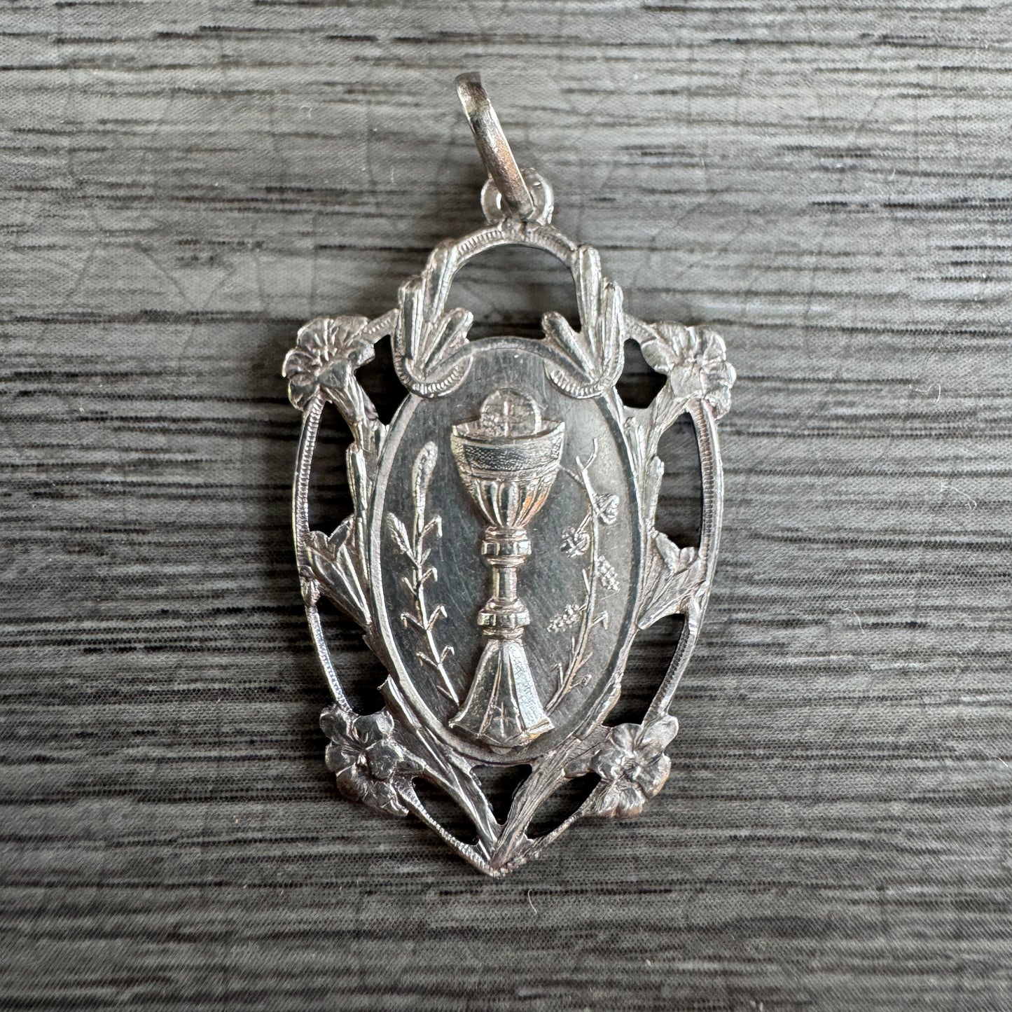 Médaille religieuse ancienne en argent « calice »