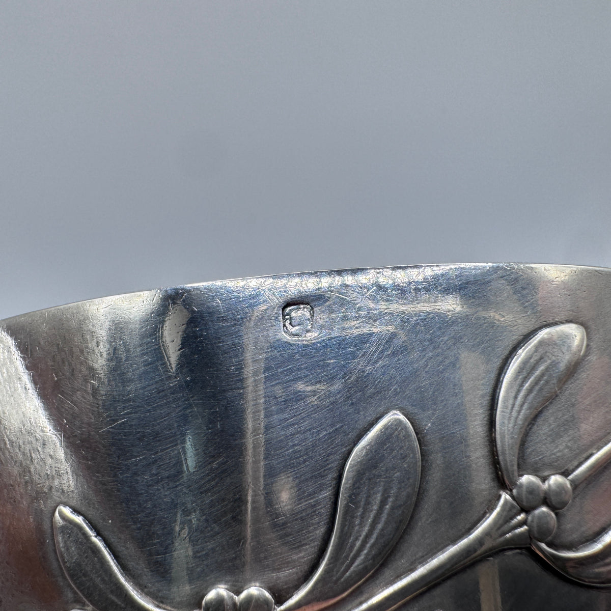 Tasse à chocolat Art Nouveau décor au gui - argent massif