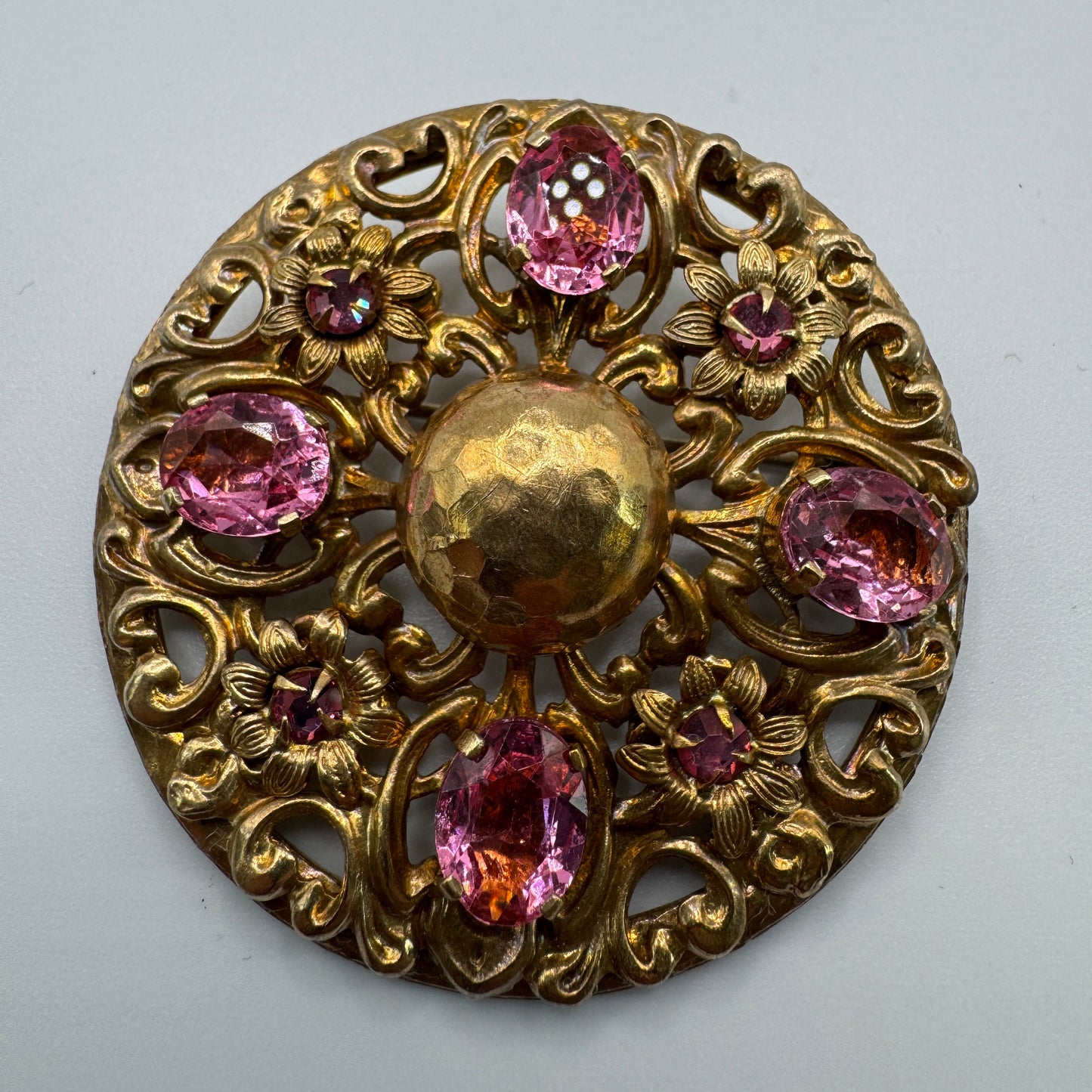 Broche ancienne en bronze doré et verroterie