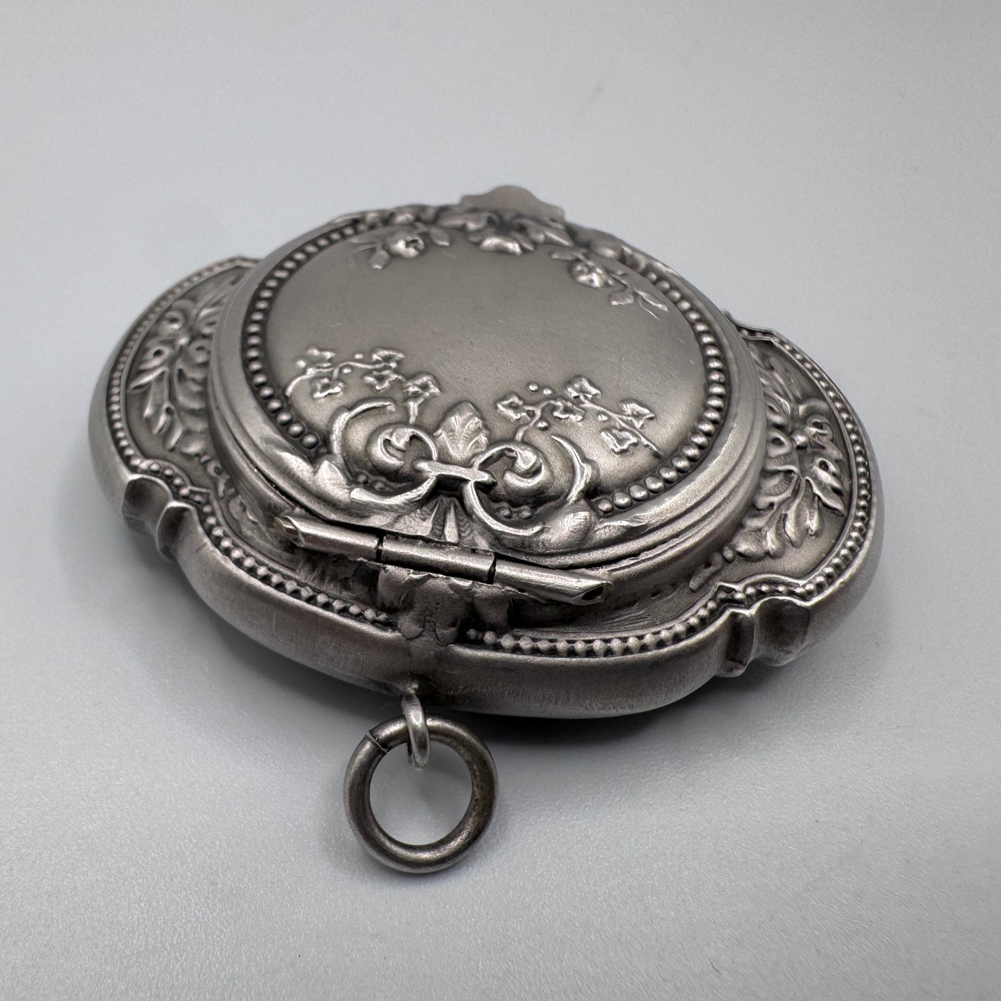 Petite boîte ancienne poudrier style Louis XVI - argent massif
