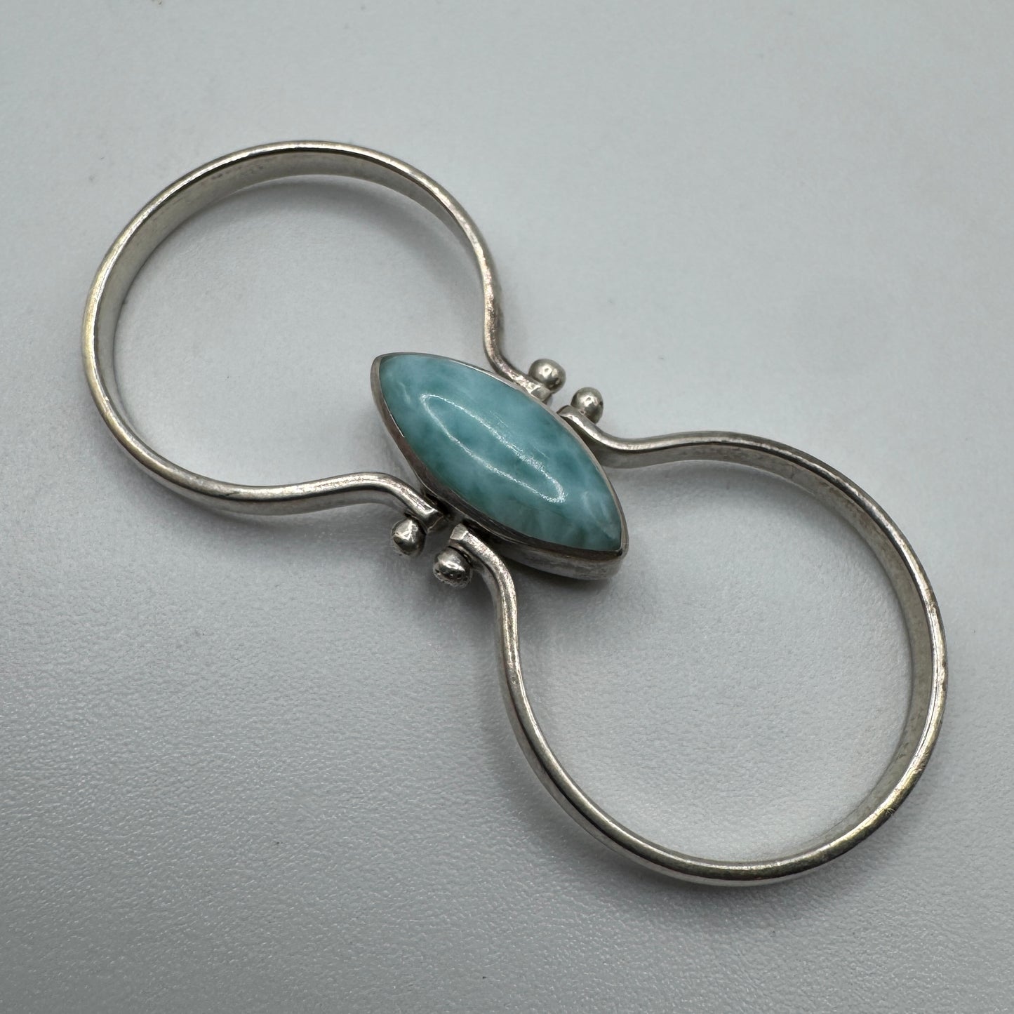 Jolie bague réversible en argent et pierres