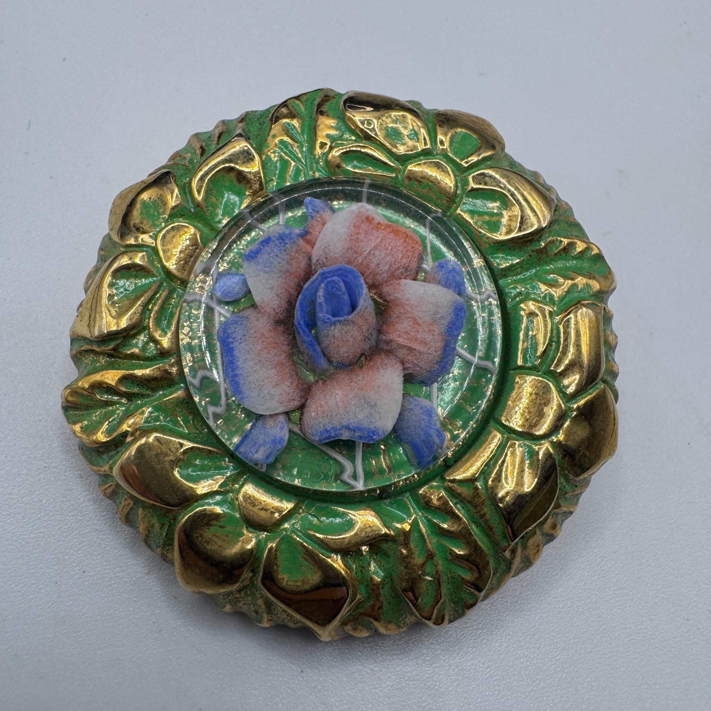 Broche vintage - plastique métallisé doré et lucite