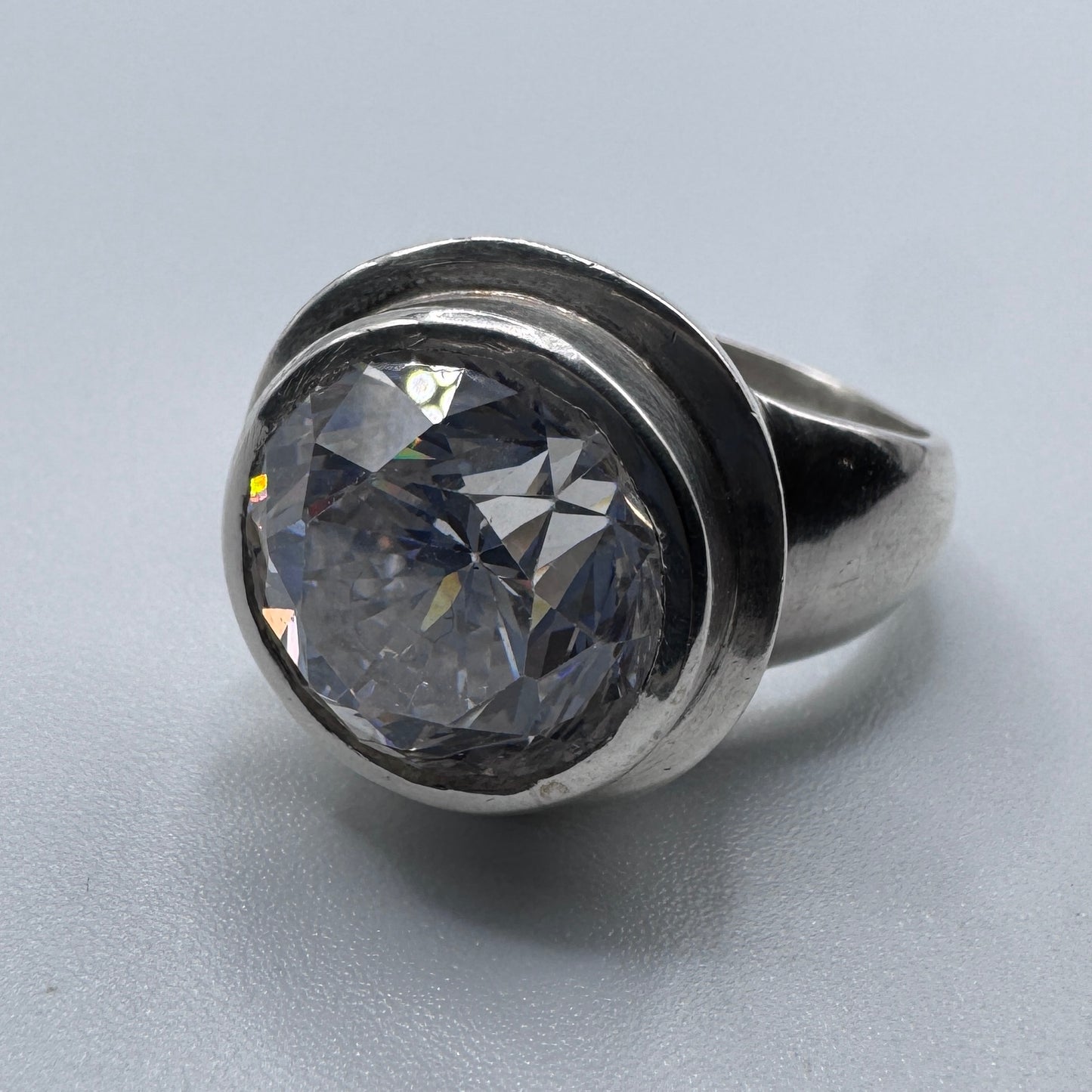 Grosse bague en argent massif et verroterie