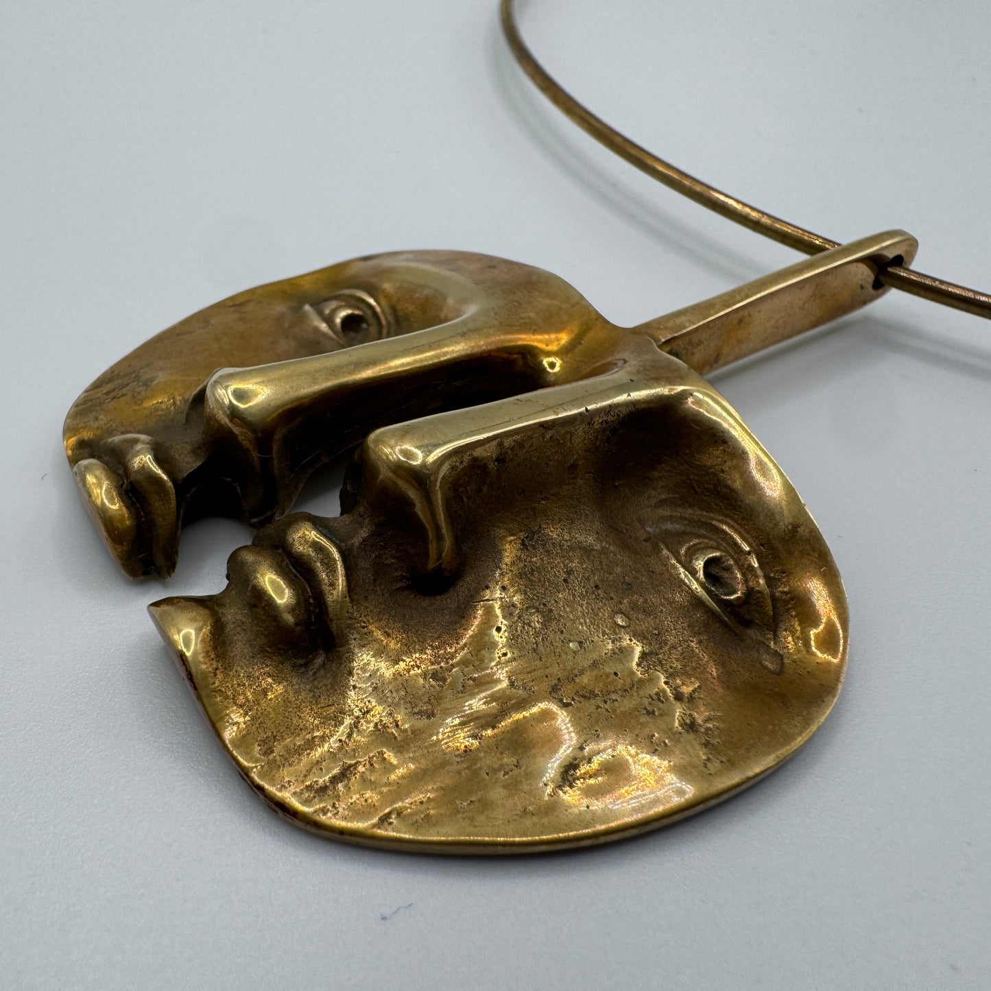 Collier d’artiste par René Berthet - « pendentif aux deux visages » - épreuve d’artiste en bronze