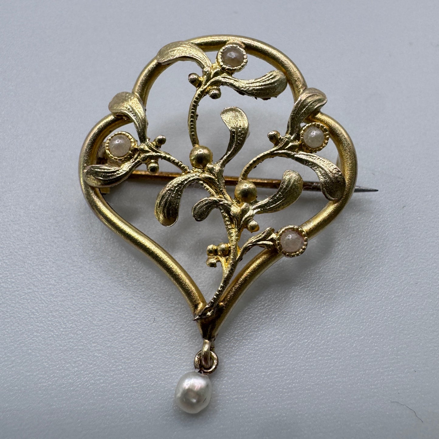 Broche ancienne Art Nouveau en plaqué or « décor au gui »