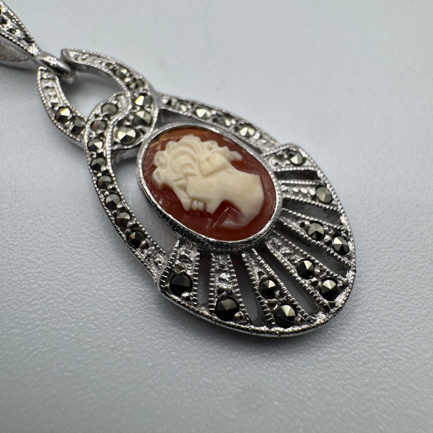 Pendentif camée - argent massif et marcassites