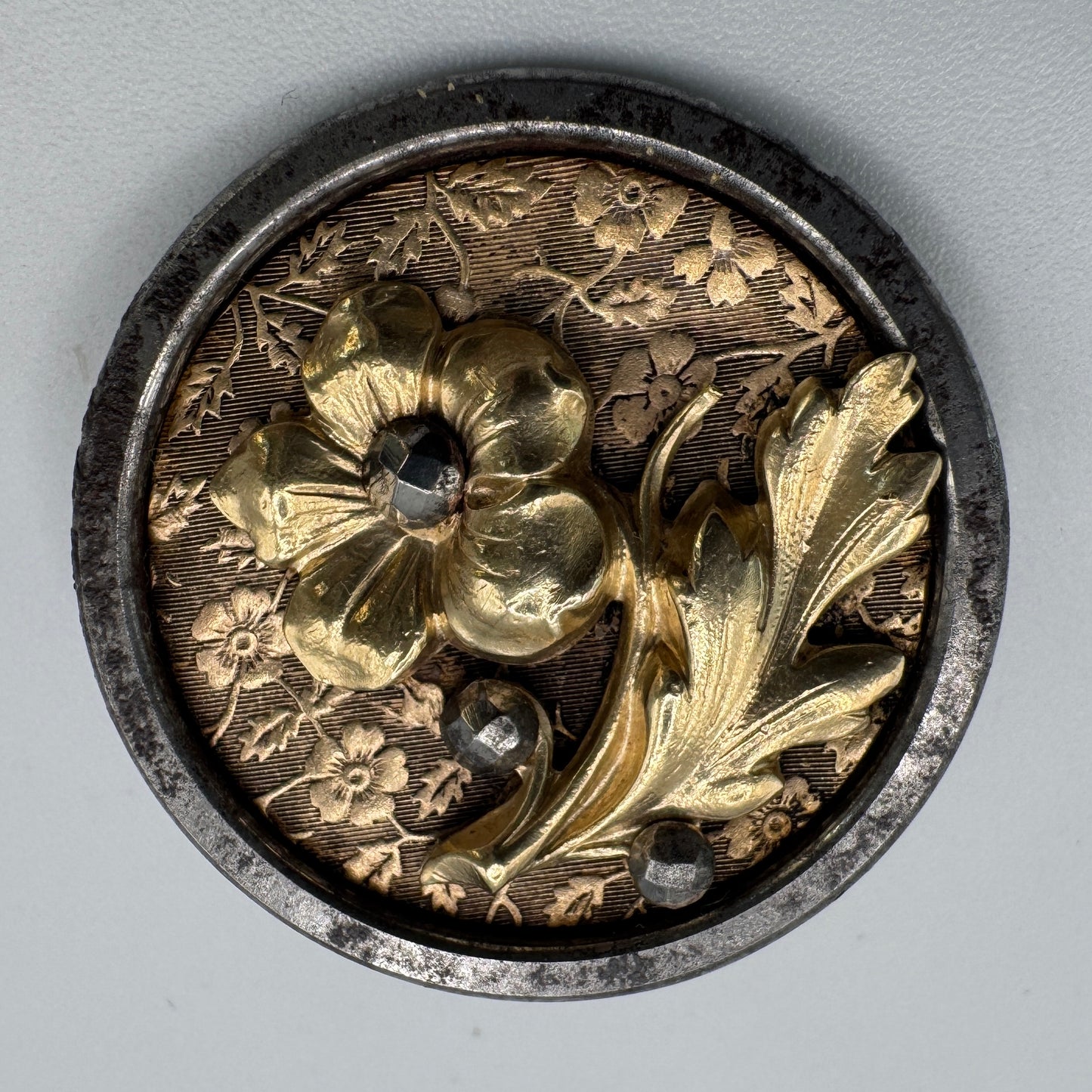 Bouton ancien vers 1900 - métal et bronze
