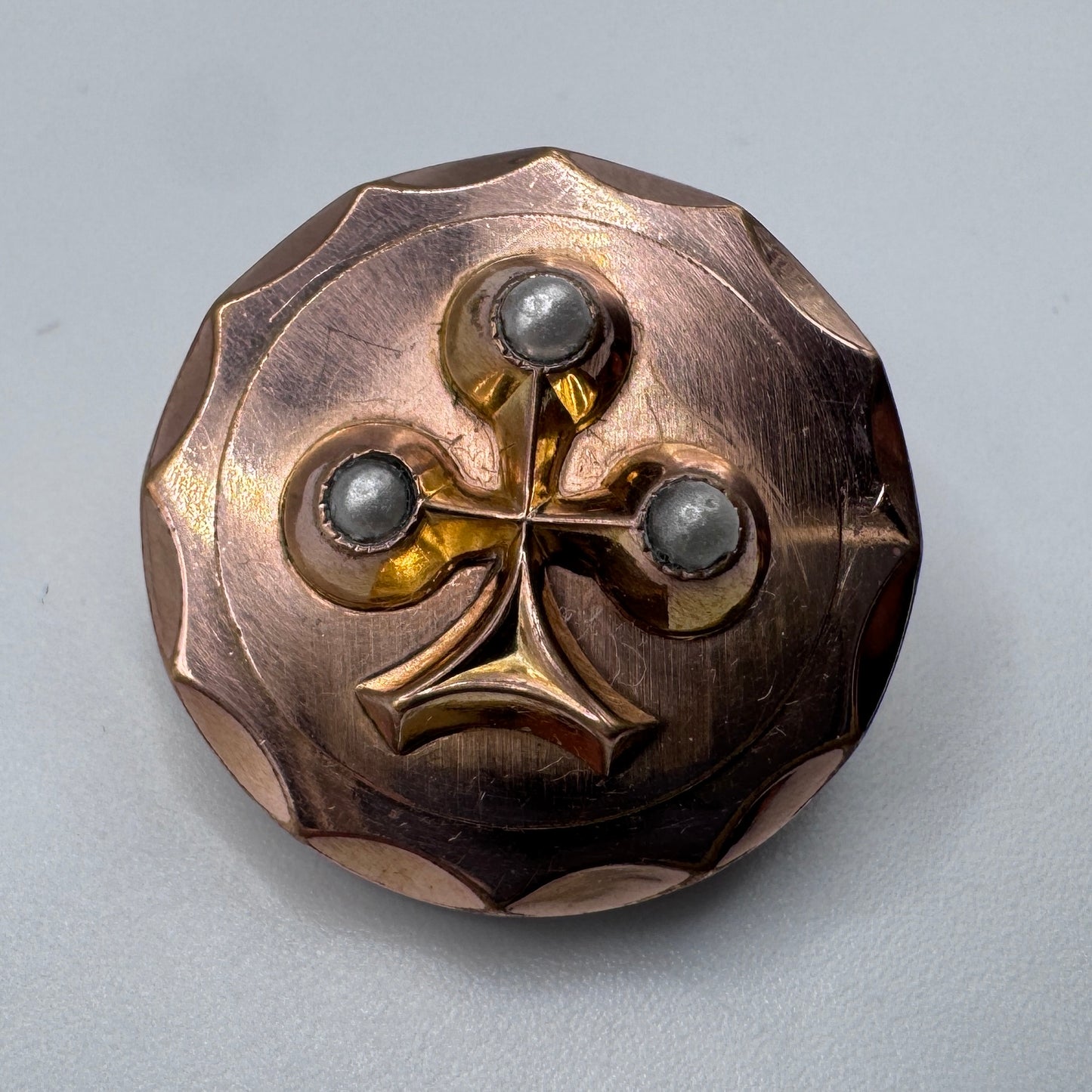 Broche ancienne Art Nouveau « trèfle » en plaqué or et nacre