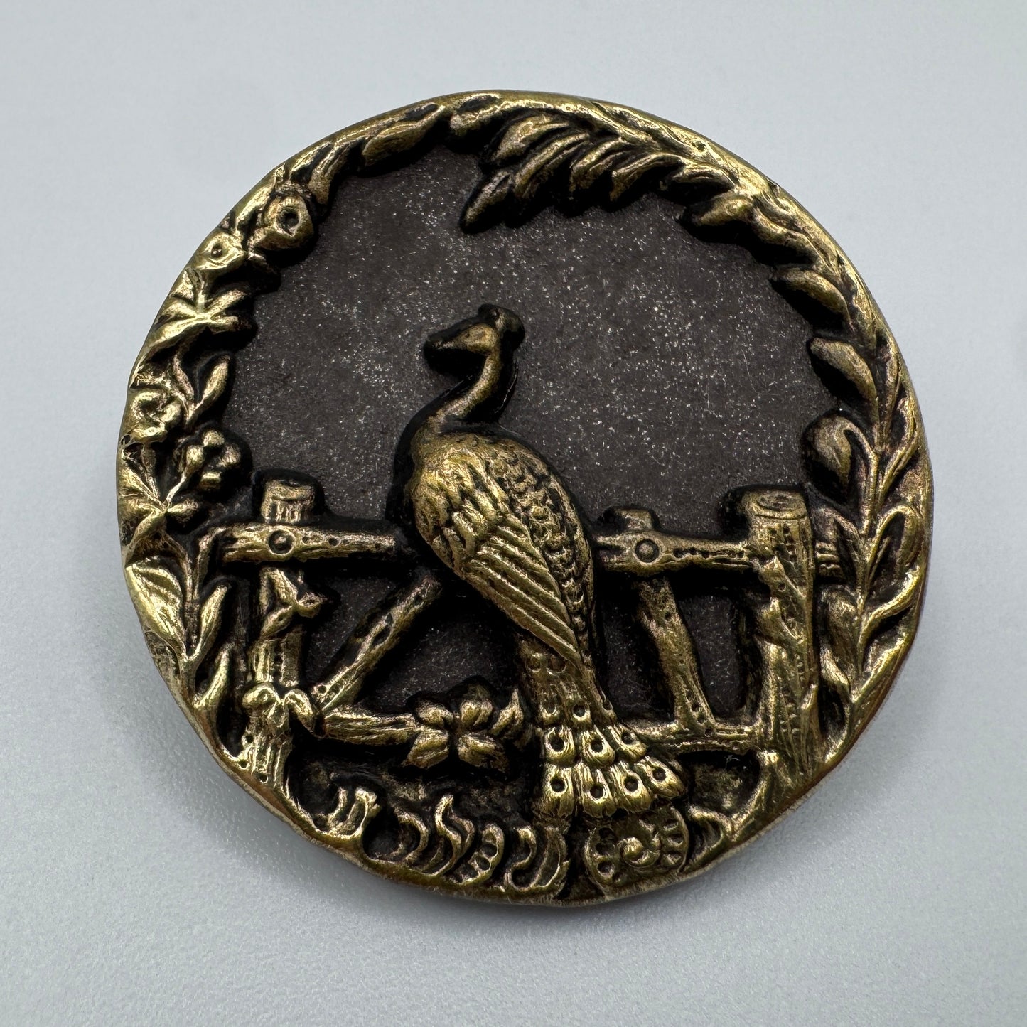 Bouton ancien en bronze et acier « Le paon » - époque 1900