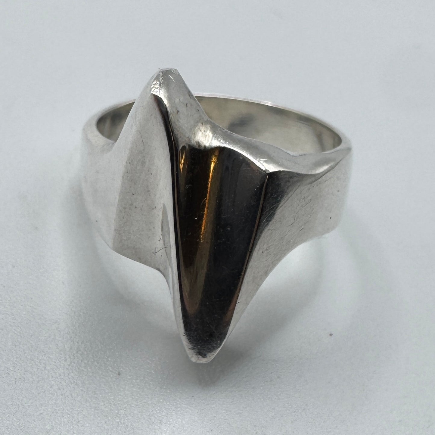 Bague en argent motif moderniste