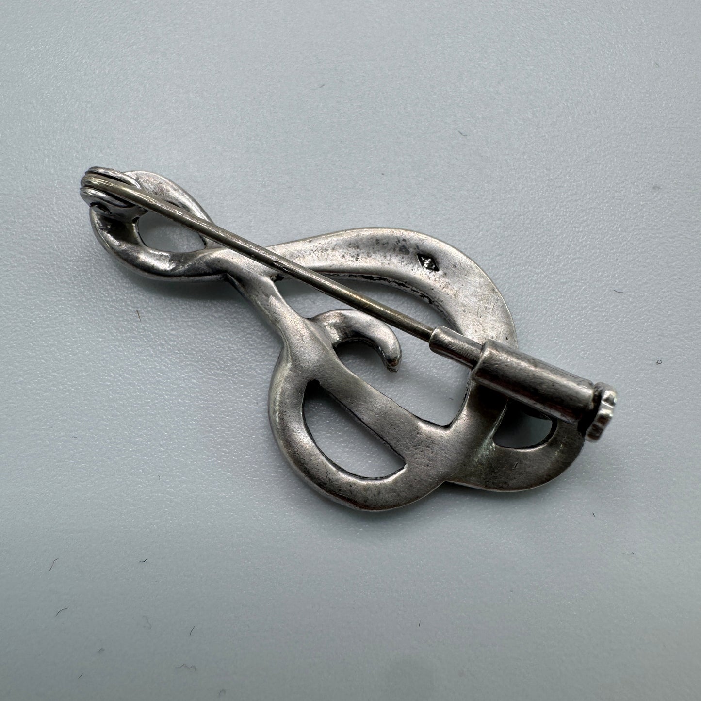 Broche ancienne en argent et marcassites - « clé de sol »