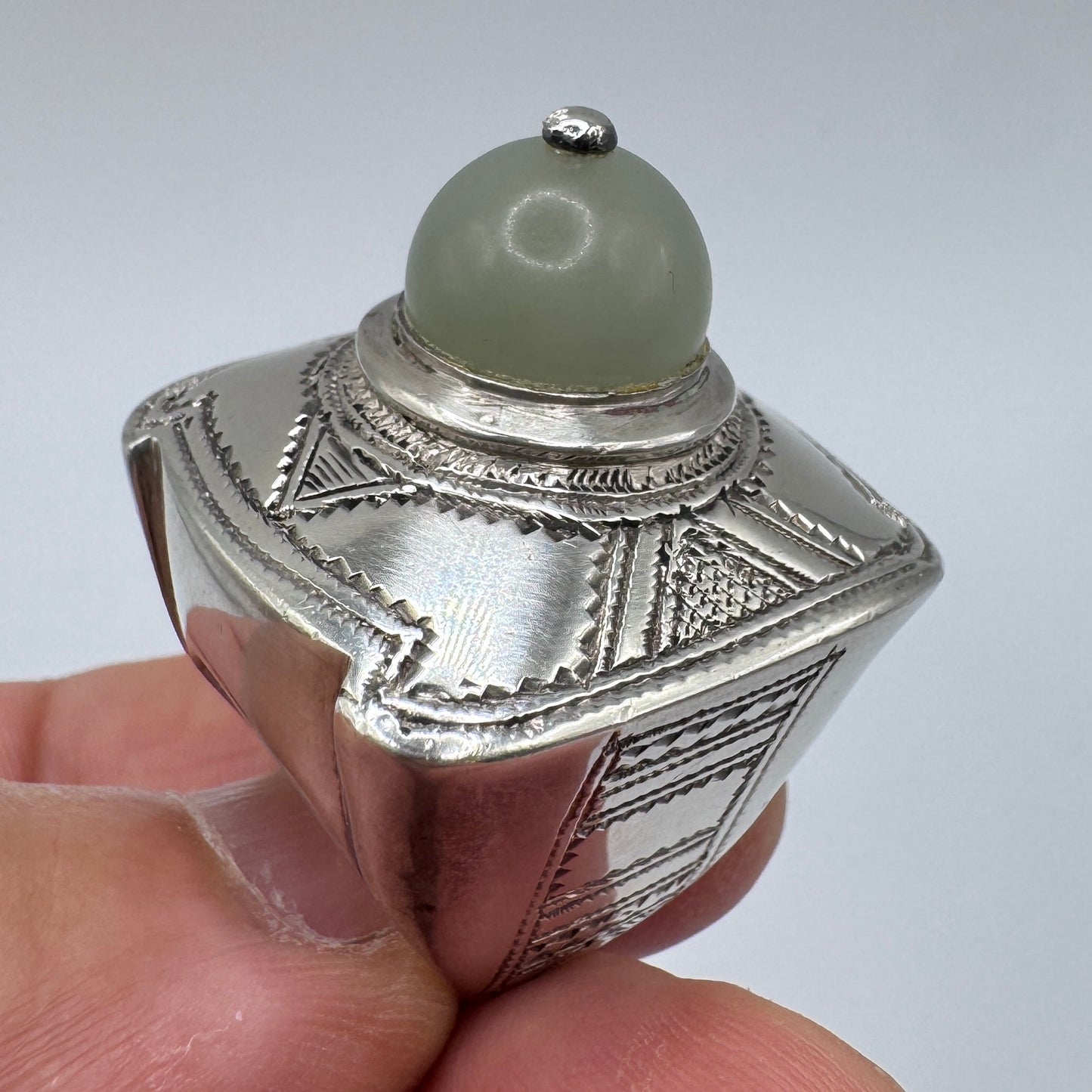 Énorme bague ancienne ethnique en argent massif et Jade