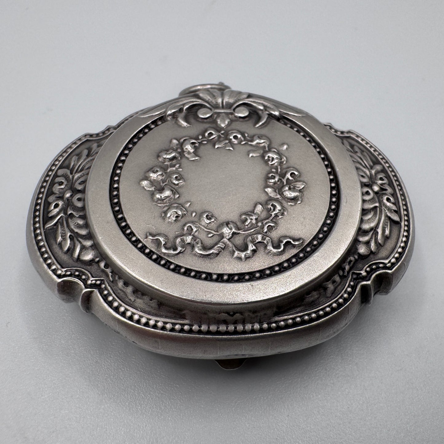 Petite boîte ancienne poudrier style Louis XVI - argent massif