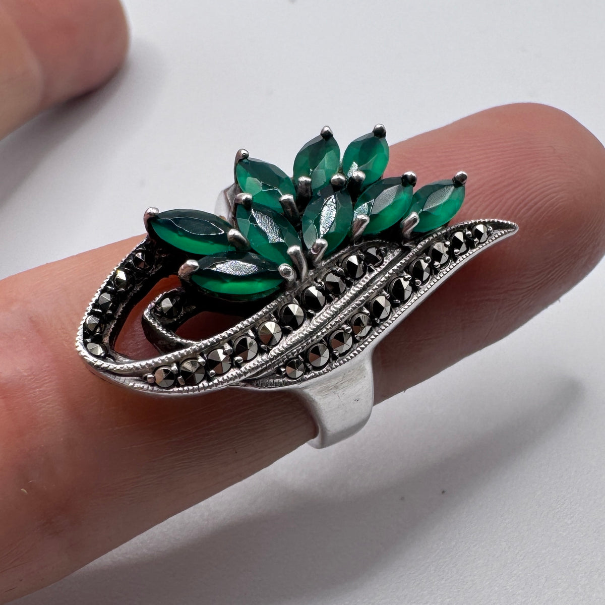 Grosse bague en argent massif et émeraudes