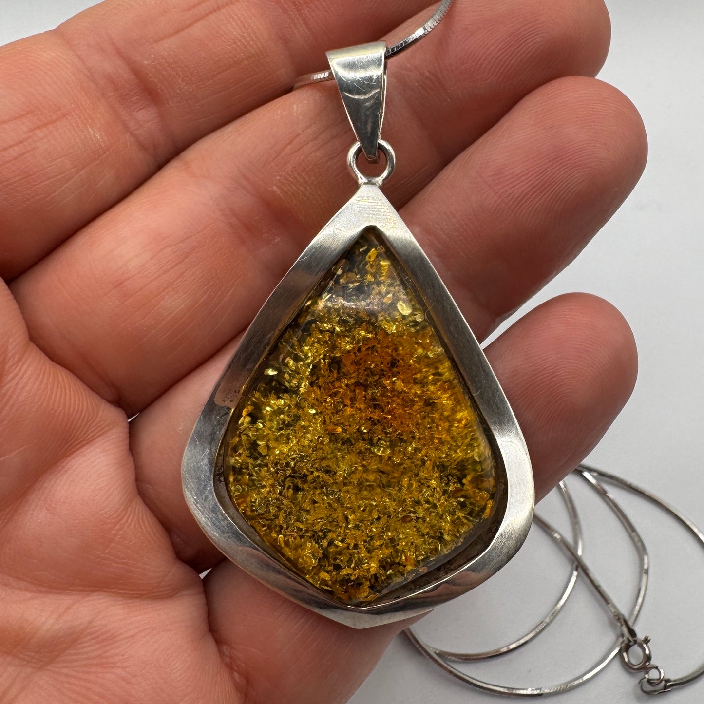 Grand Pendentif en ambre poli et chaîne argent