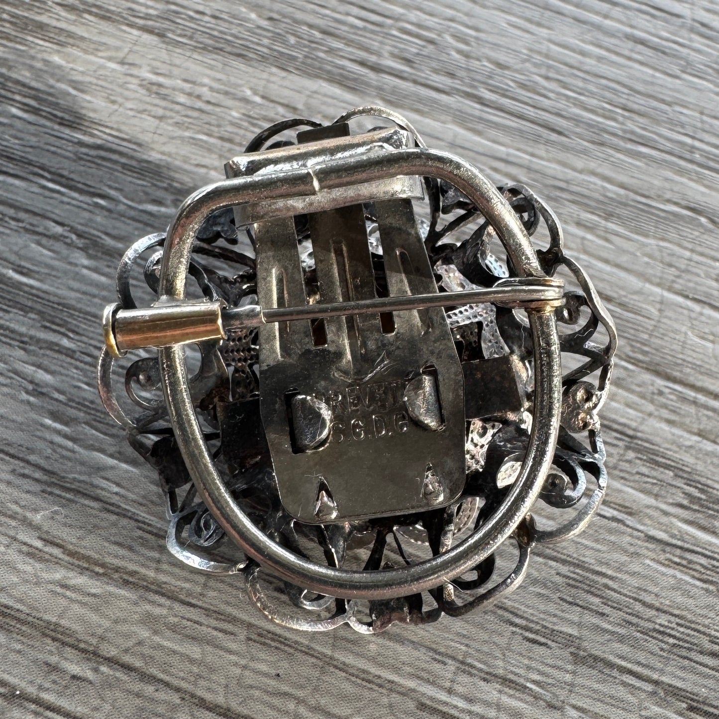 Broche ancienne pince à foulard en métal argente et verroterie