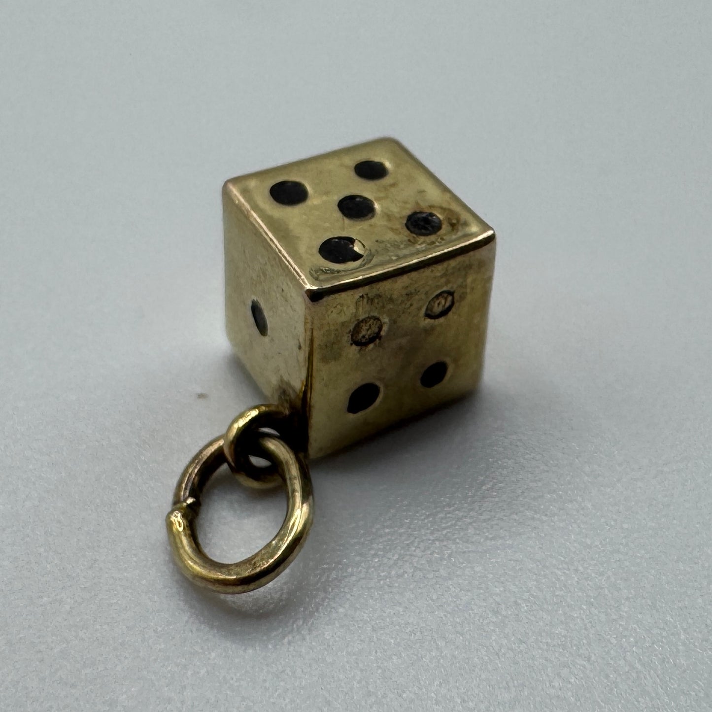 Petit pendentif ancien porte bonheur « dé à jouer » - or 333/1000