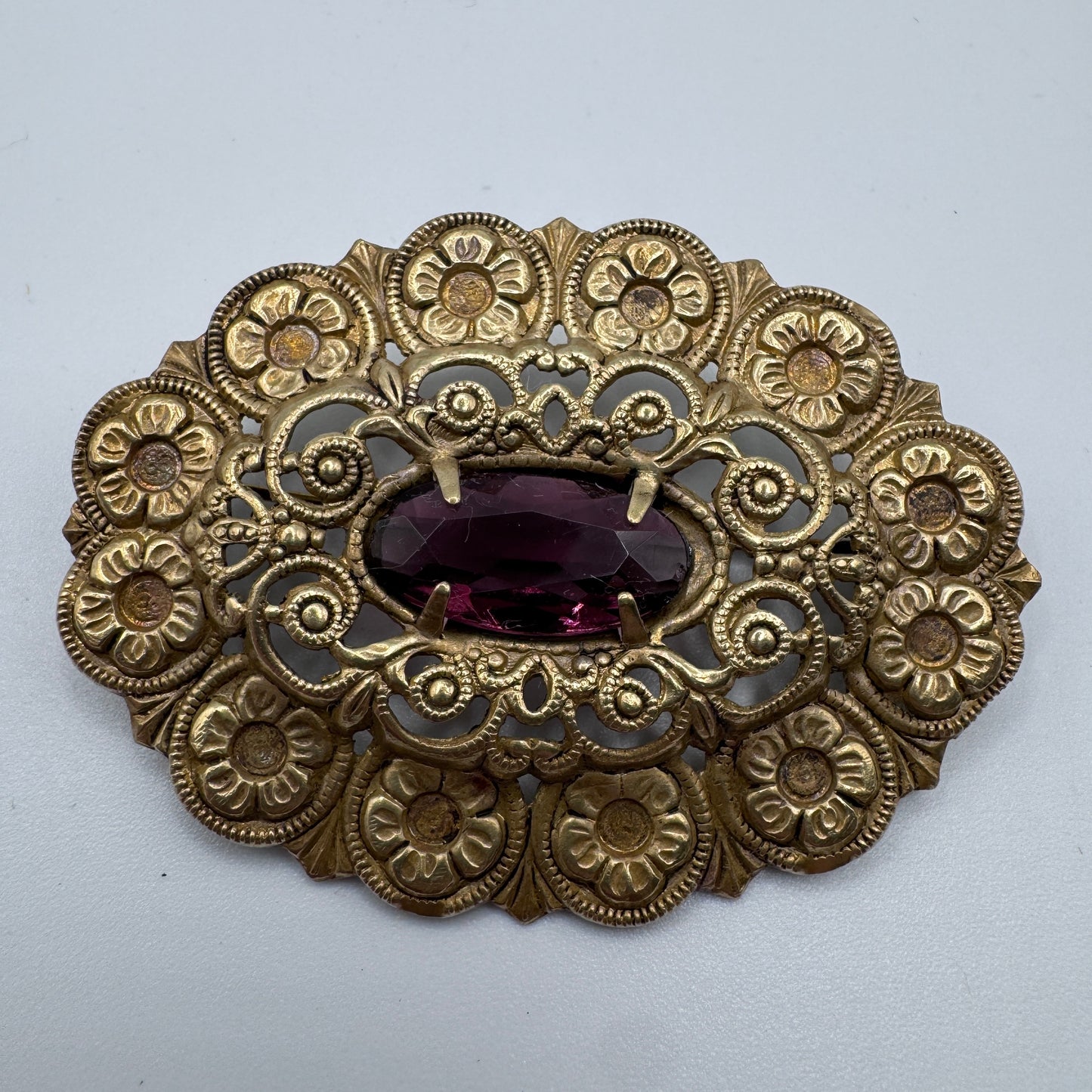 Broche ancienne - laiton repoussé et verroterie