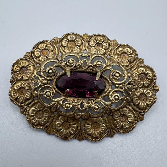 Broche ancienne - laiton repoussé et verroterie