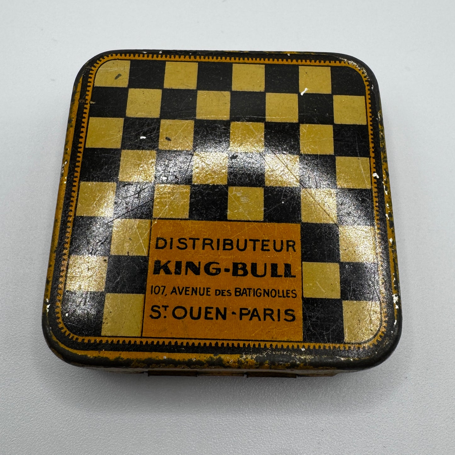 Petite boîte ancienne publicitaire en tôle lithographiée - « bonbons Domino »