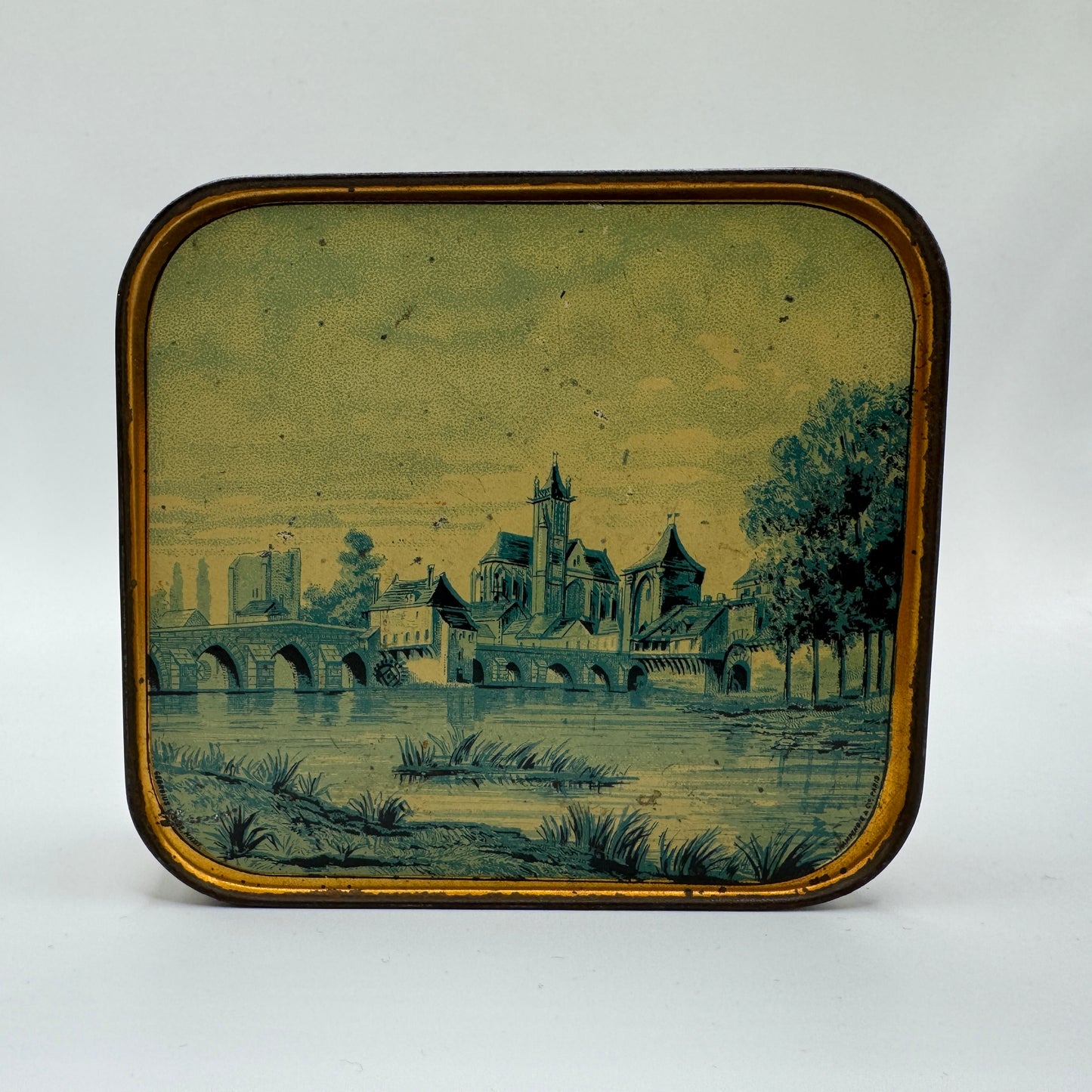 boîte ancienne en tôle lithographiée - « sucre d’orge des religieuses de Moret »