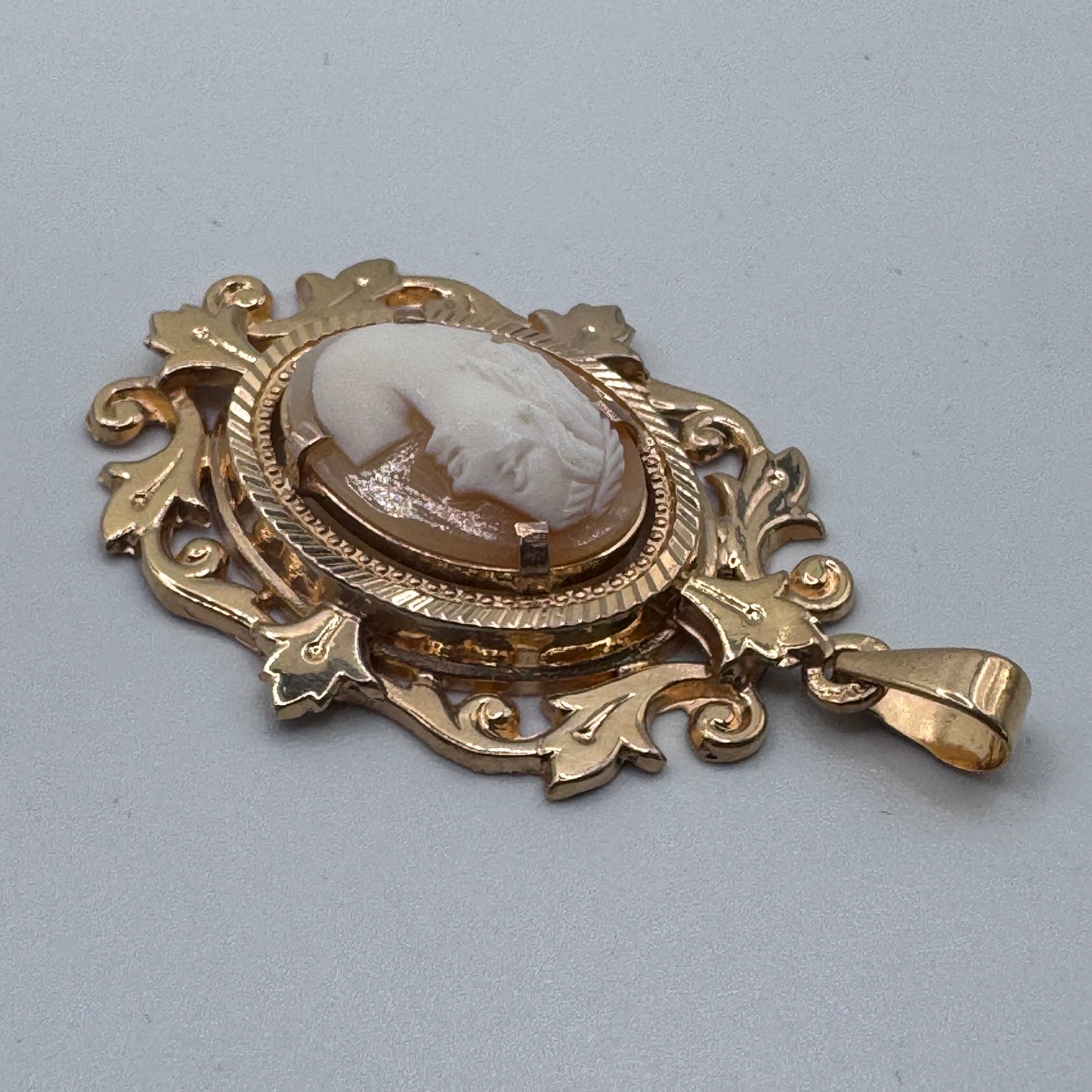 Superbe Pendentif ancien camée en plaqué or ORIA - neuf de stock ancien bijoutier