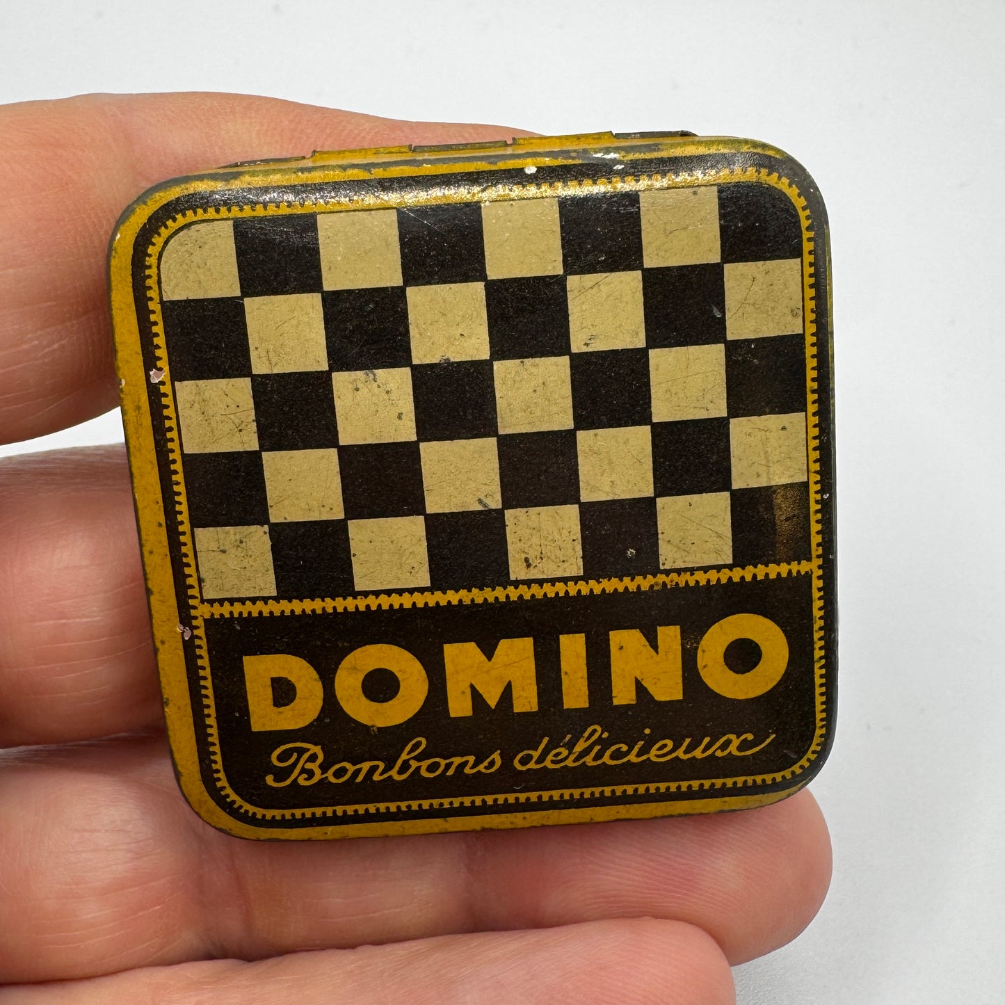 Petite boîte ancienne publicitaire en tôle lithographiée - « bonbons Domino »